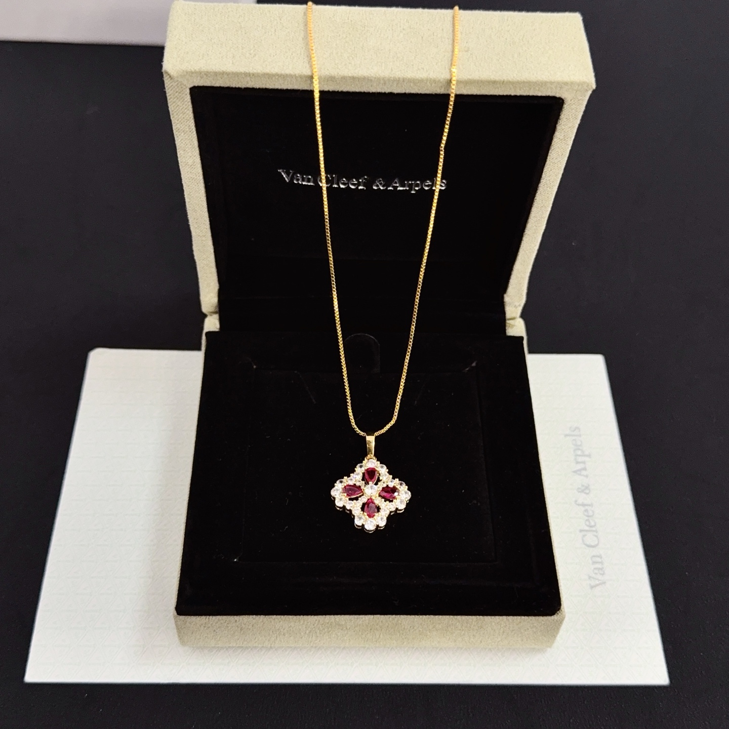 Colar Van Cleef Arpels Alhambra ouro amarelo metal rubi pedras preciosas vermelhas detalhes em diamante transparente 42 cm