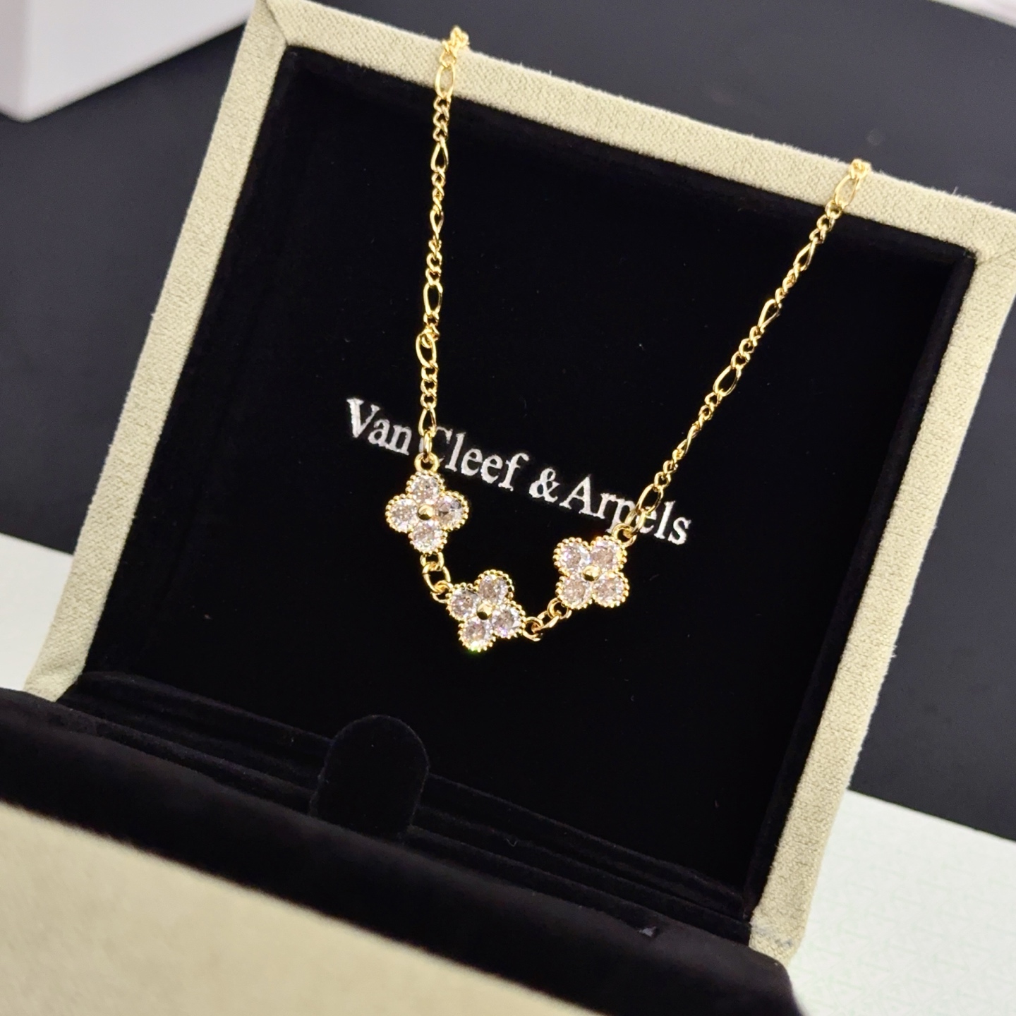 Collana Van Cleef Arpels Alhambra in oro giallo con accenti di diamanti trasparenti 42 cm