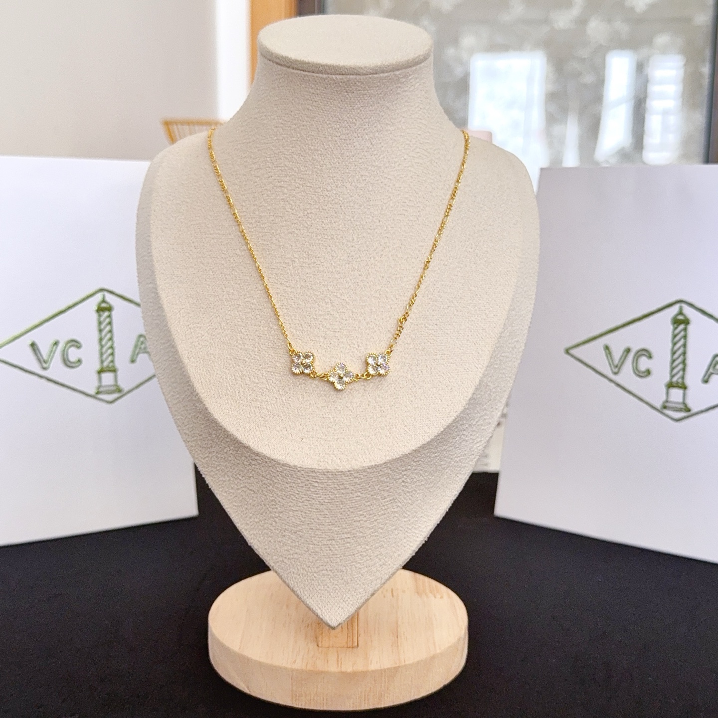 Collana Van Cleef Arpels Alhambra in oro giallo con accenti di diamanti trasparenti 42 cm
