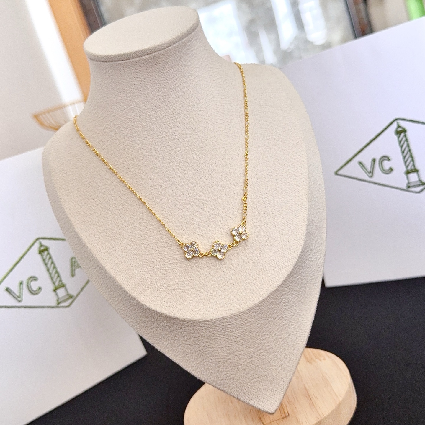 Collana Van Cleef Arpels Alhambra in oro giallo con accenti di diamanti trasparenti 42 cm