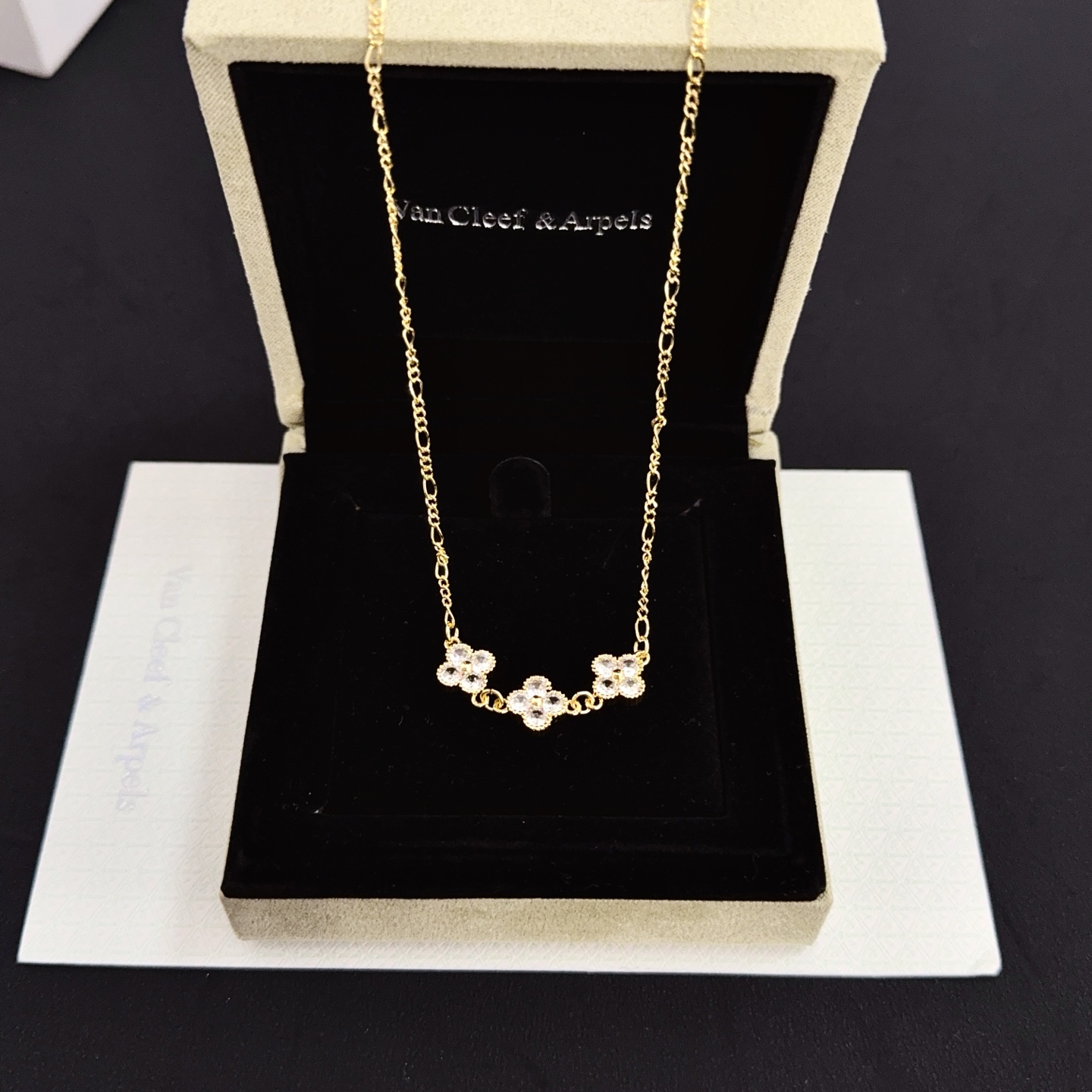 Collana Van Cleef Arpels Alhambra in oro giallo con accenti di diamanti trasparenti 42 cm