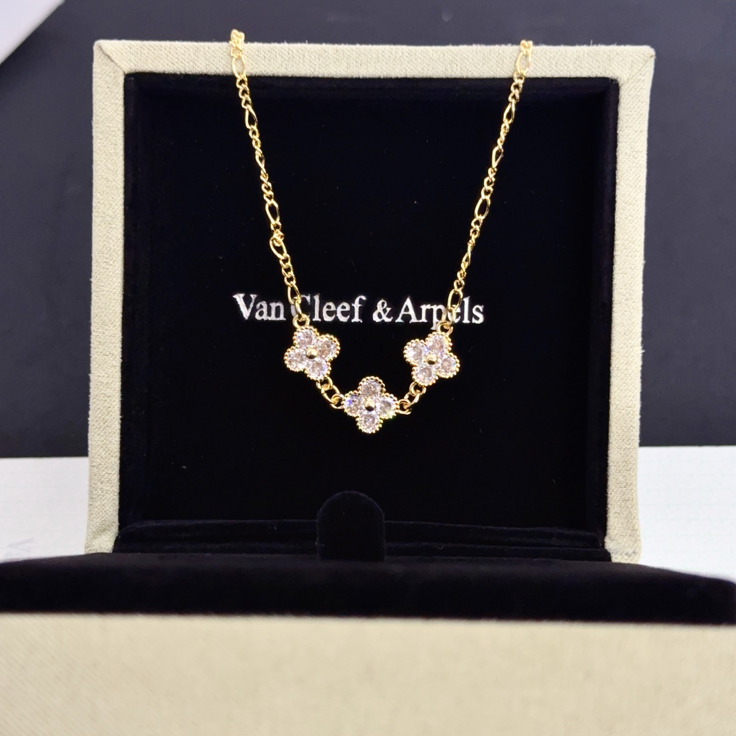 Collana Van Cleef Arpels Alhambra in oro giallo con accenti di diamanti trasparenti 42 cm