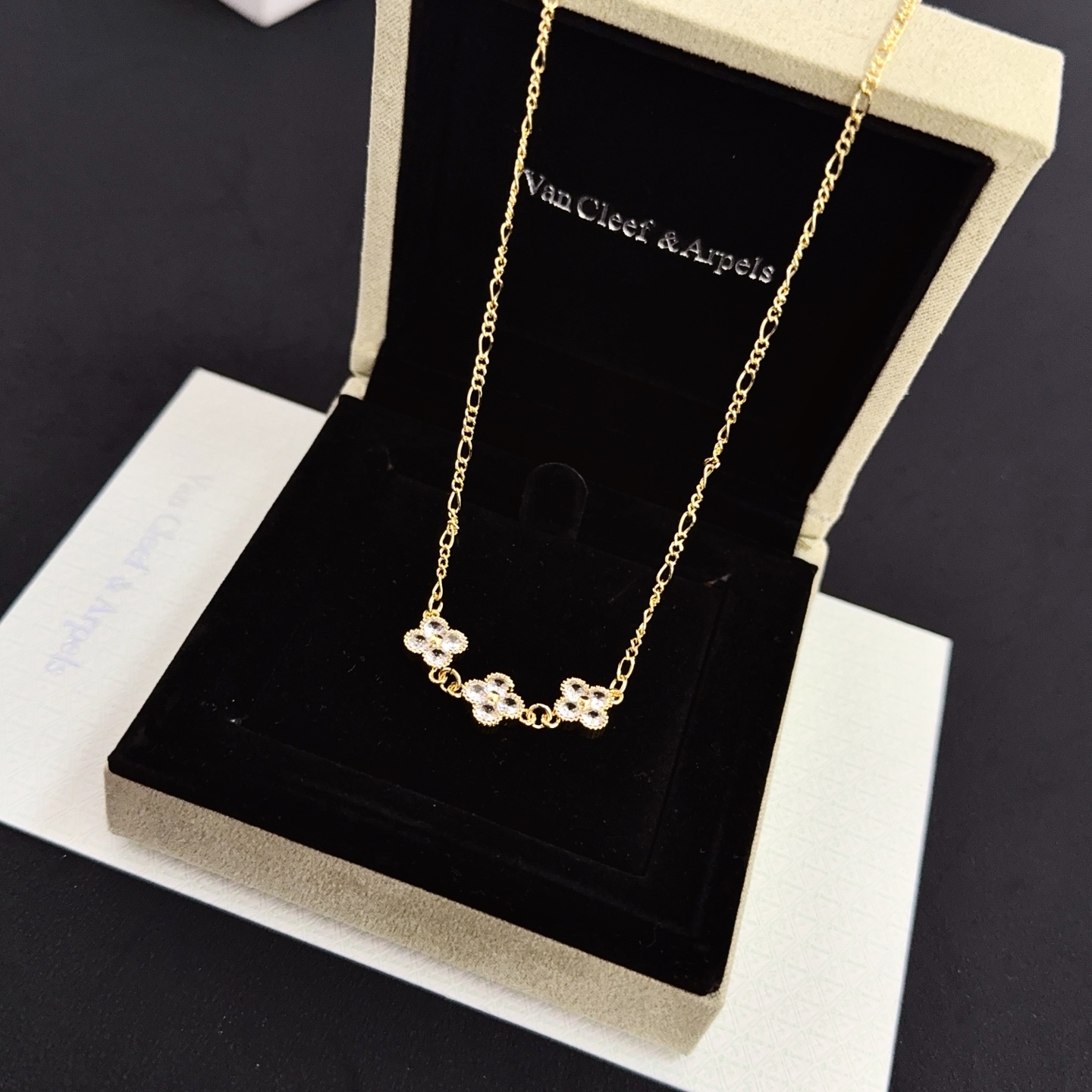 Collana Van Cleef Arpels Alhambra in oro giallo con accenti di diamanti trasparenti 42 cm