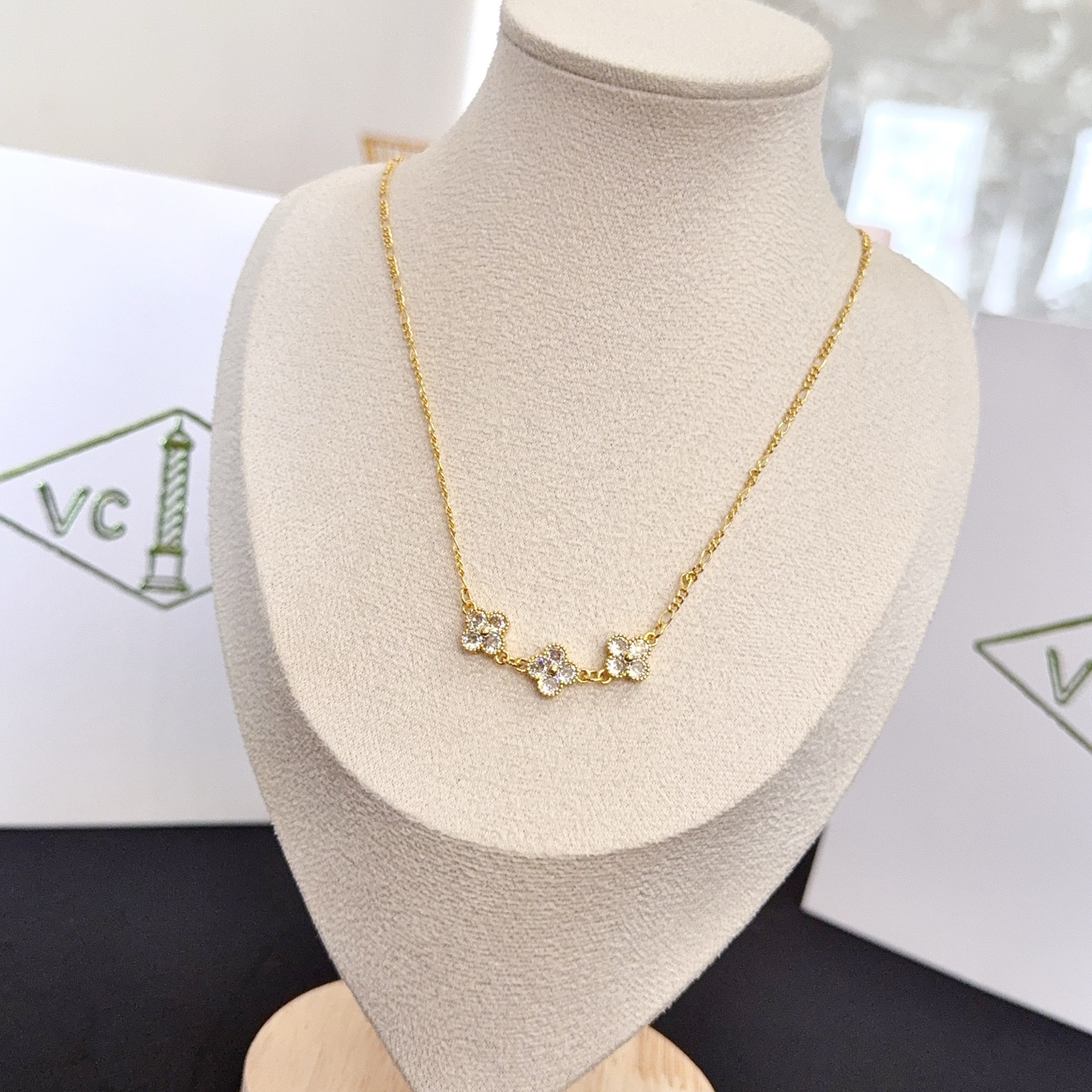 Collana Van Cleef Arpels Alhambra in oro giallo con accenti di diamanti trasparenti 42 cm