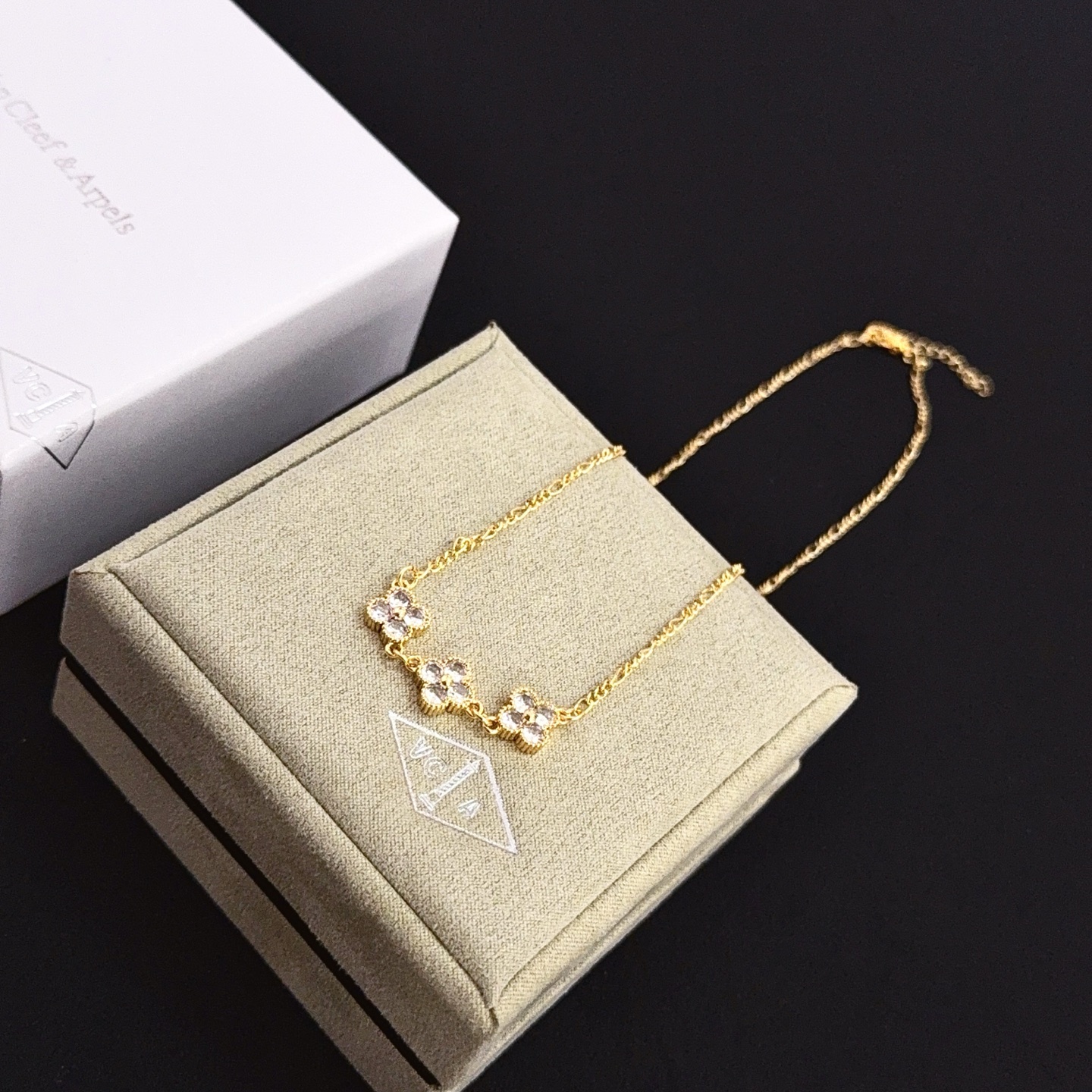 Collana Van Cleef Arpels Alhambra in oro giallo con accenti di diamanti trasparenti 42 cm