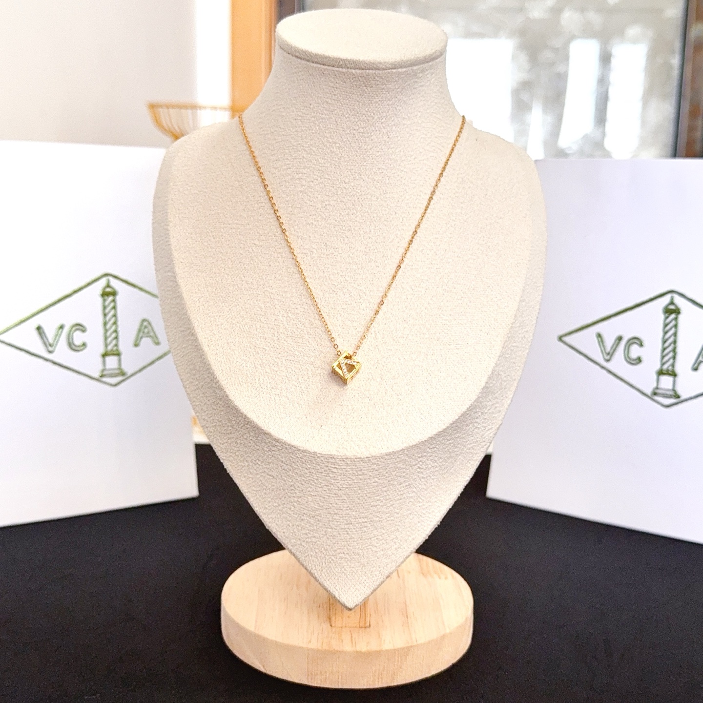 Collana con ciondolo Lucky Cube di Van Cleef Arpels Collana in oro giallo 18 carati con accenti di diamanti trasparenti 42 cm