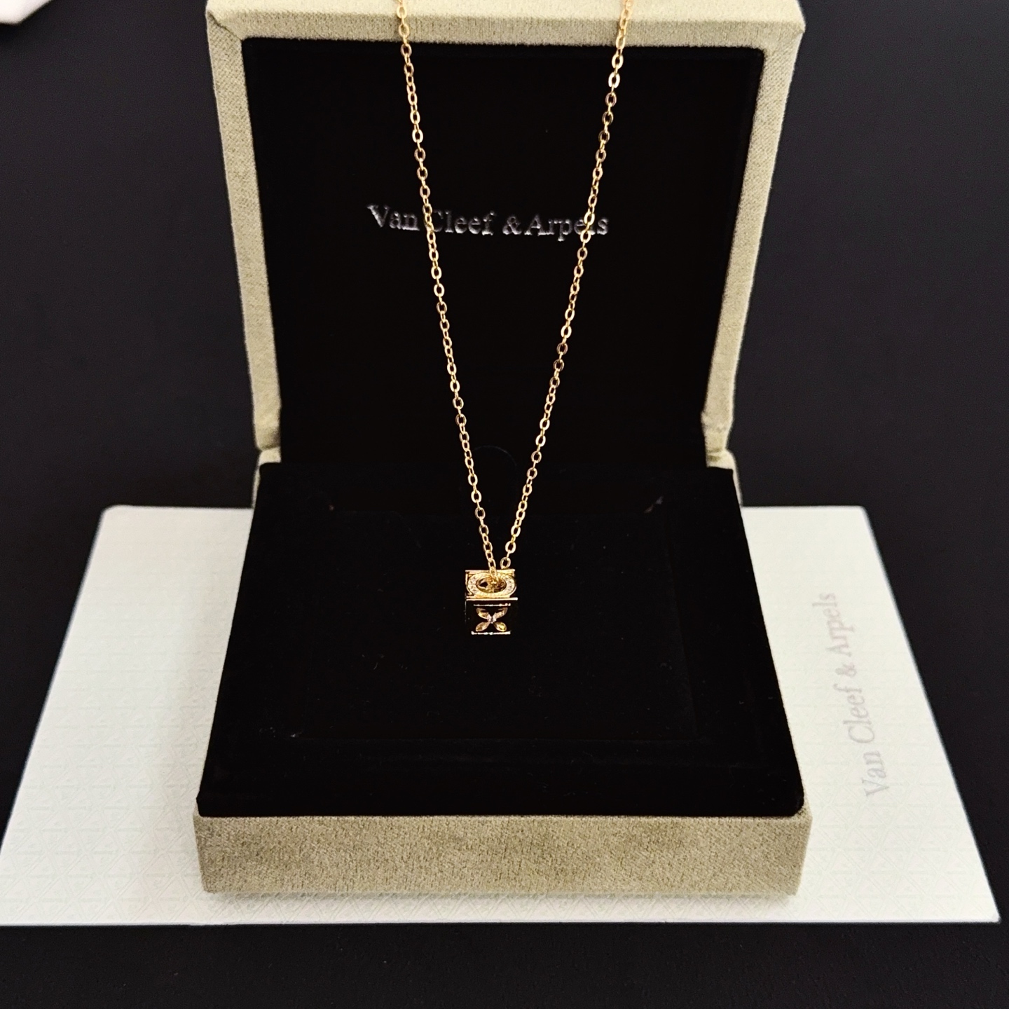 Collana con ciondolo Lucky Cube di Van Cleef Arpels Collana in oro giallo 18 carati con accenti di diamanti trasparenti 42 cm