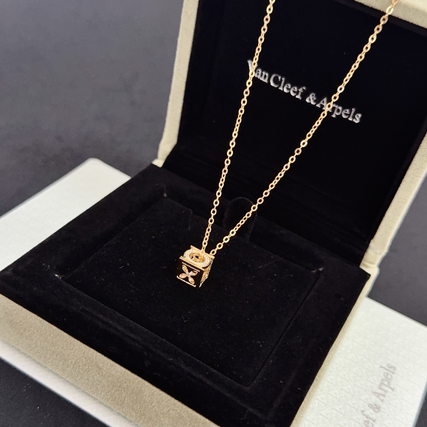 Collana con ciondolo Lucky Cube di Van Cleef Arpels Collana in oro giallo 18 carati con accenti di diamanti trasparenti 42 cm