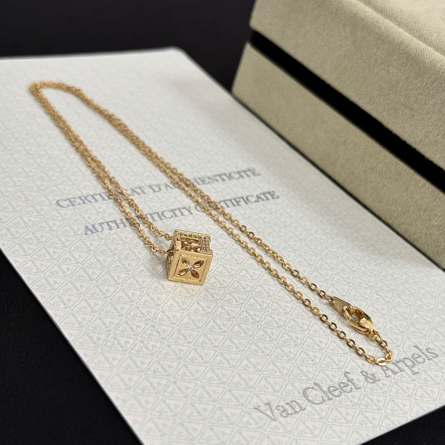Collana con ciondolo Lucky Cube di Van Cleef Arpels Collana in oro giallo 18 carati con accenti di diamanti trasparenti 42 cm