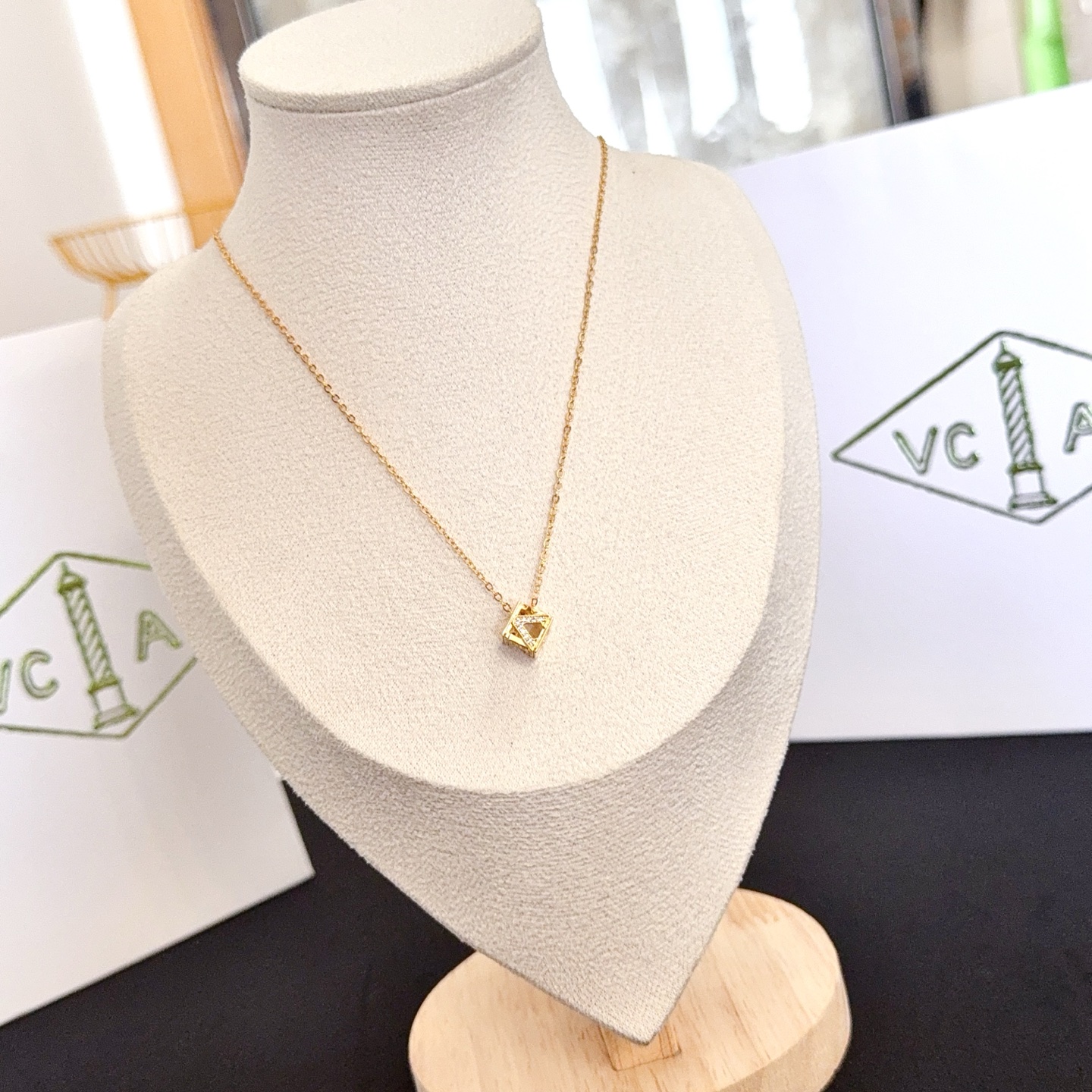 Collana con ciondolo Lucky Cube di Van Cleef Arpels Collana in oro giallo 18 carati con accenti di diamanti trasparenti 42 cm