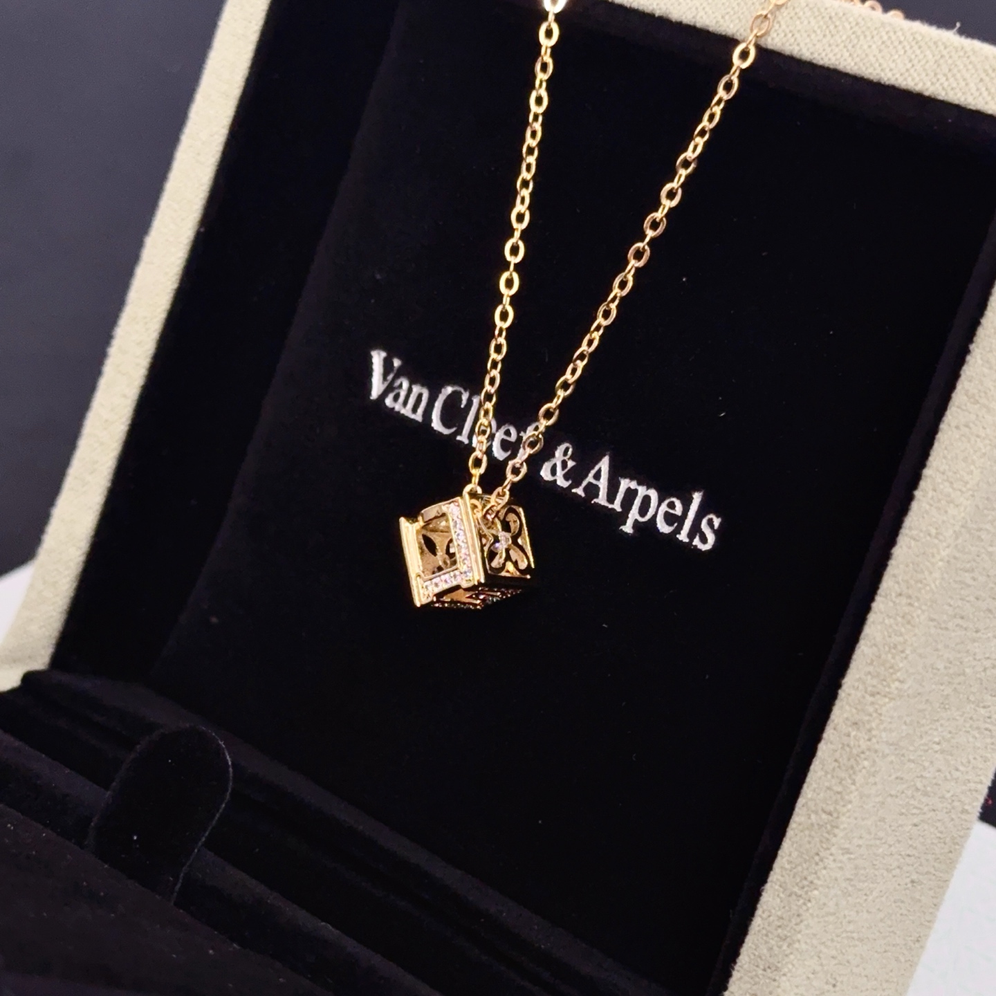 Collana con ciondolo Lucky Cube di Van Cleef Arpels Collana in oro giallo 18 carati con accenti di diamanti trasparenti 42 cm
