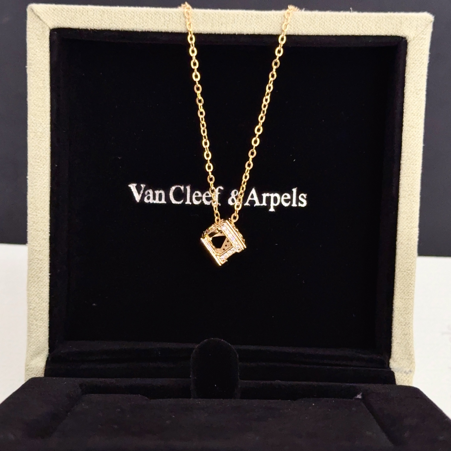 Collana con ciondolo Lucky Cube di Van Cleef Arpels Collana in oro giallo 18 carati con accenti di diamanti trasparenti 42 cm