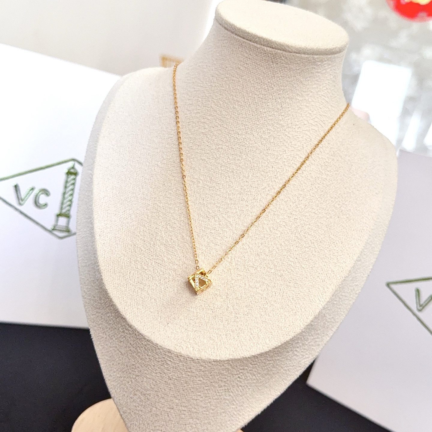 Collana con ciondolo Lucky Cube di Van Cleef Arpels Collana in oro giallo 18 carati con accenti di diamanti trasparenti 42 cm