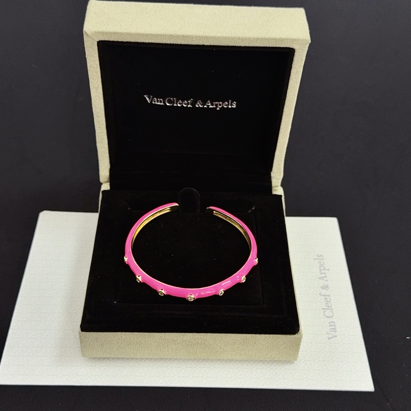 Bracciale Van Cleef Arpels Alhambra in metallo dorato smalto rosa caldo con accenti di diamanti trasparenti 17 cm