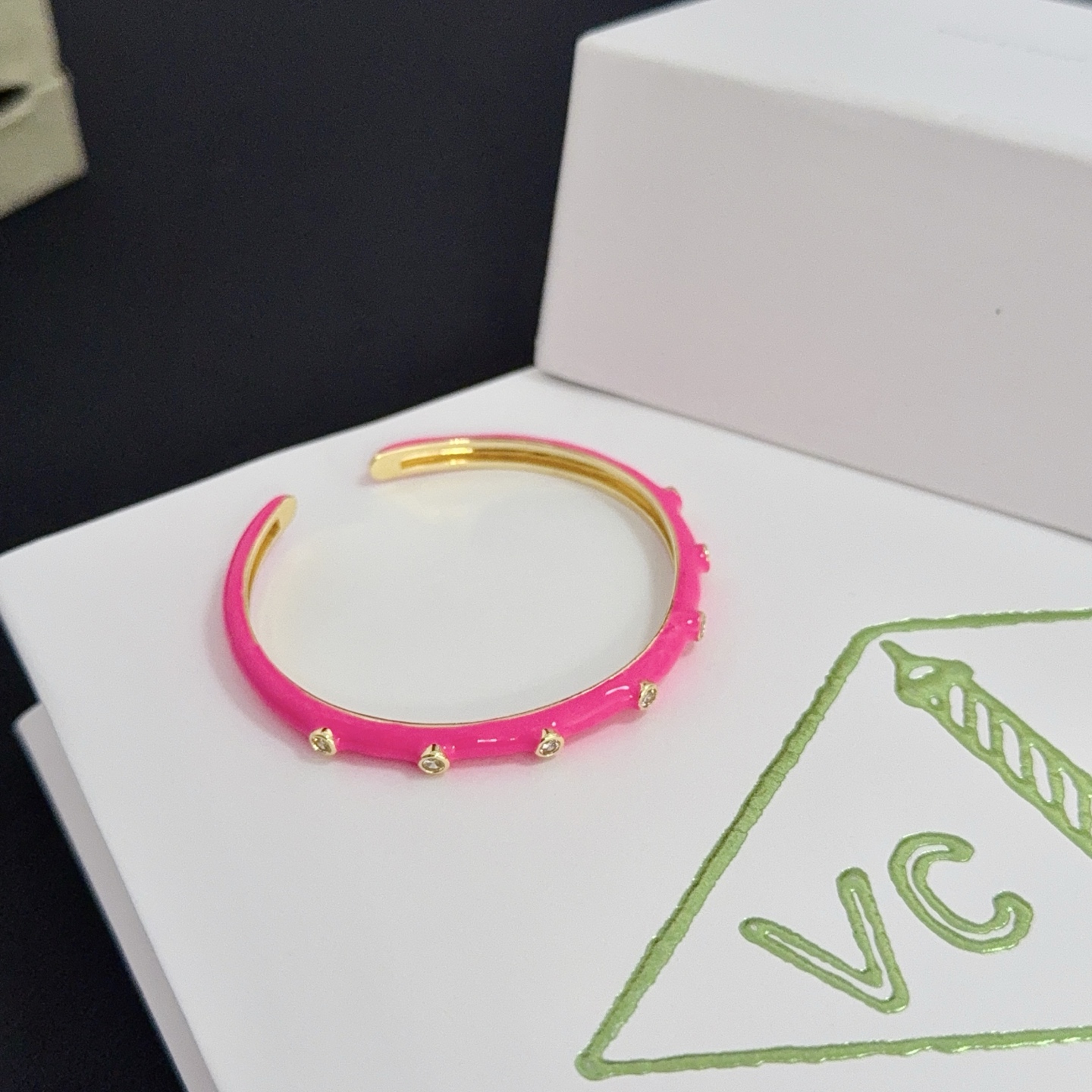 Bracciale Van Cleef Arpels Alhambra in metallo dorato smalto rosa caldo con accenti di diamanti trasparenti 17 cm