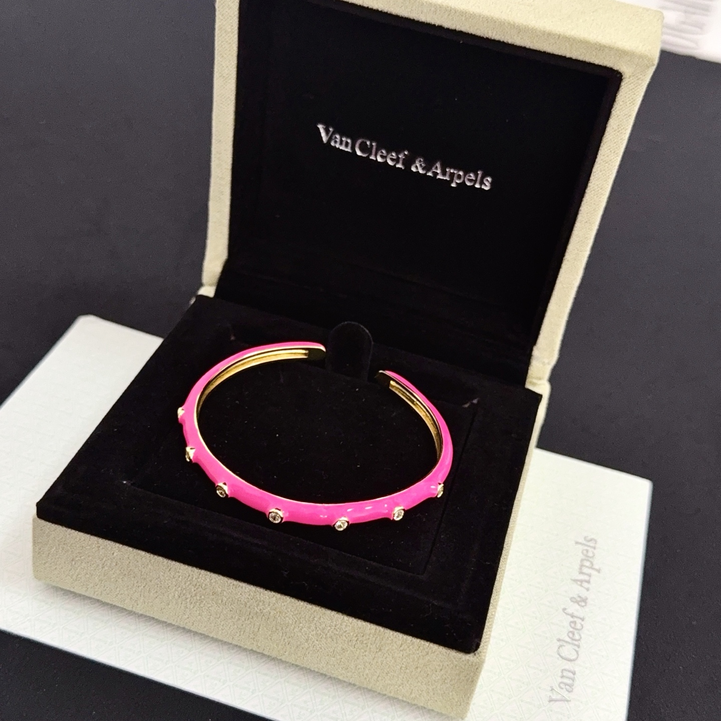 Bracciale Van Cleef Arpels Alhambra in metallo dorato smalto rosa caldo con accenti di diamanti trasparenti 17 cm