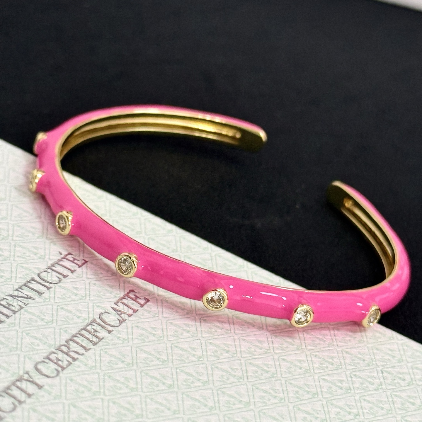 Bracciale Van Cleef Arpels Alhambra in metallo dorato smalto rosa caldo con accenti di diamanti trasparenti 17 cm