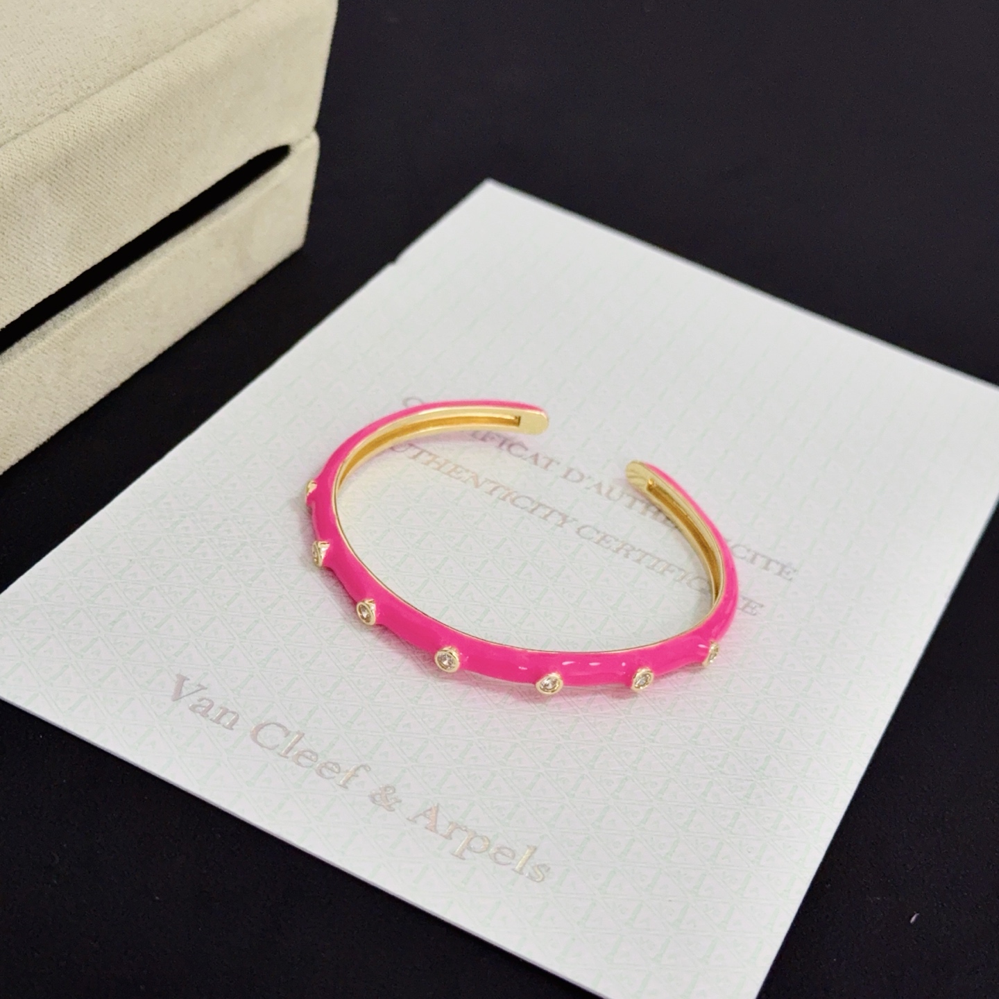 Bracciale Van Cleef Arpels Alhambra in metallo dorato smalto rosa caldo con accenti di diamanti trasparenti 17 cm