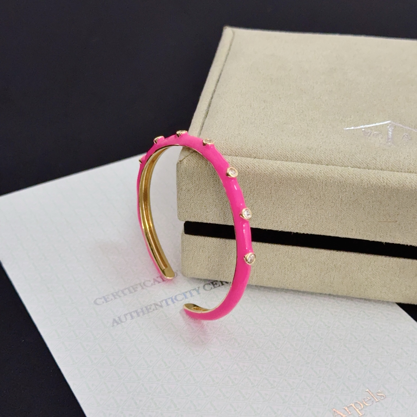 Bracciale Van Cleef Arpels Alhambra in metallo dorato smalto rosa caldo con accenti di diamanti trasparenti 17 cm