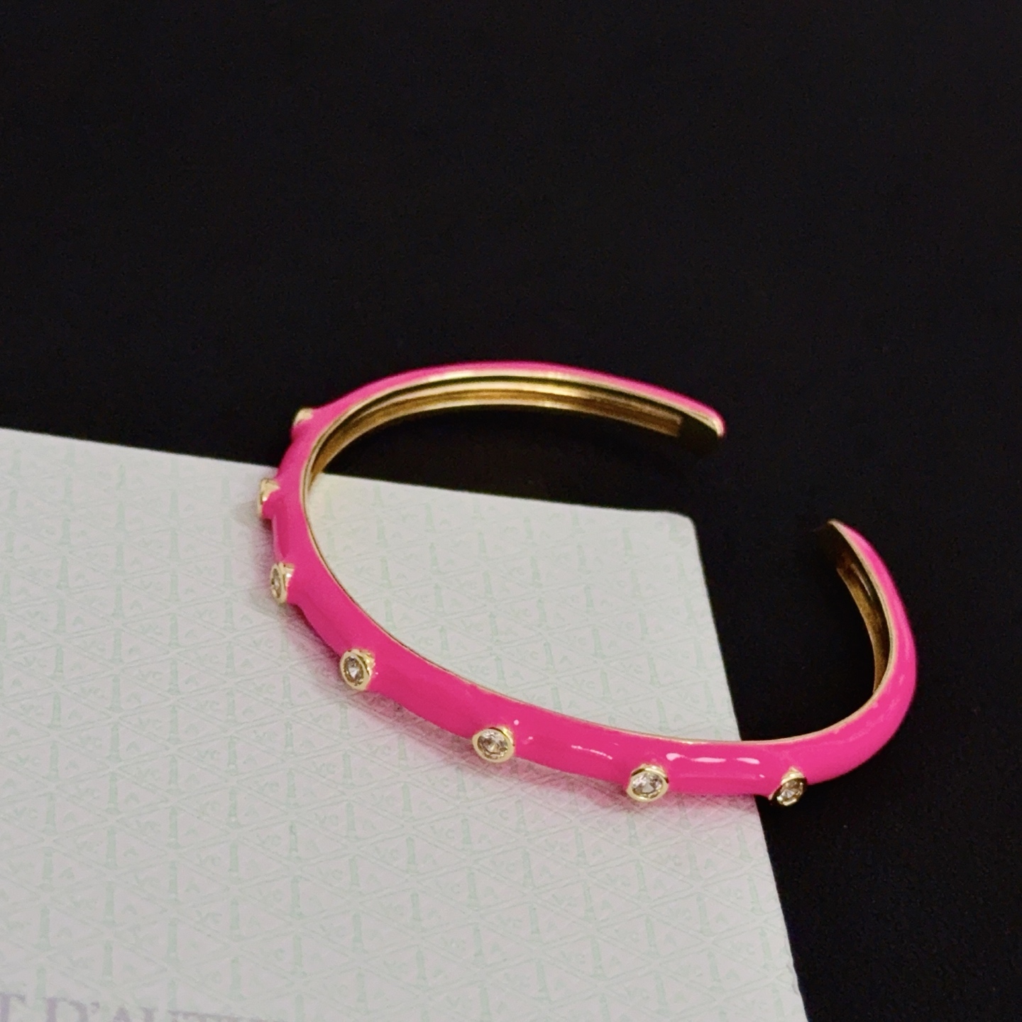 Bracciale Van Cleef Arpels Alhambra in metallo dorato smalto rosa caldo con accenti di diamanti trasparenti 17 cm