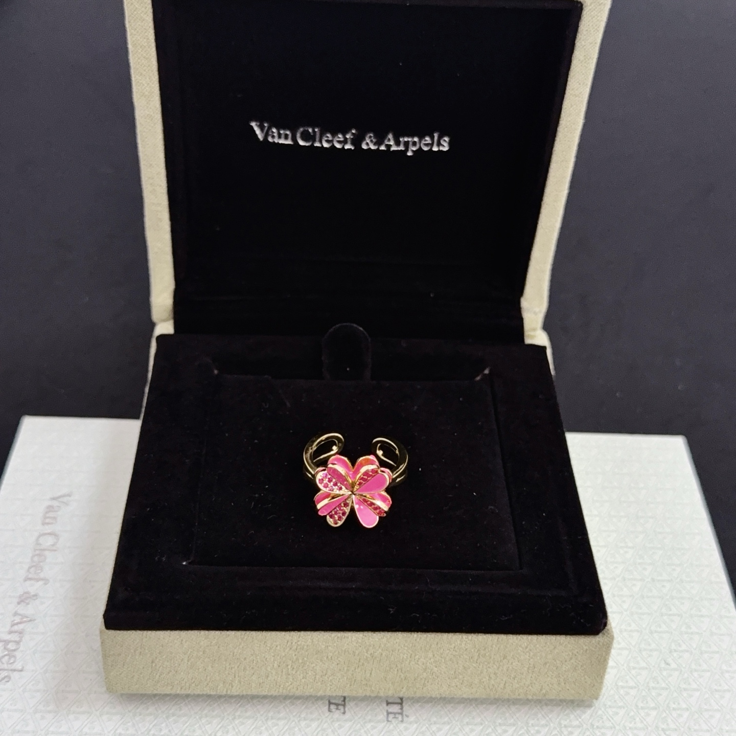 Anello Van Cleef Arpels Frivole in oro giallo con smalto fucsia e fascia aperta regolabile con pietre rosa