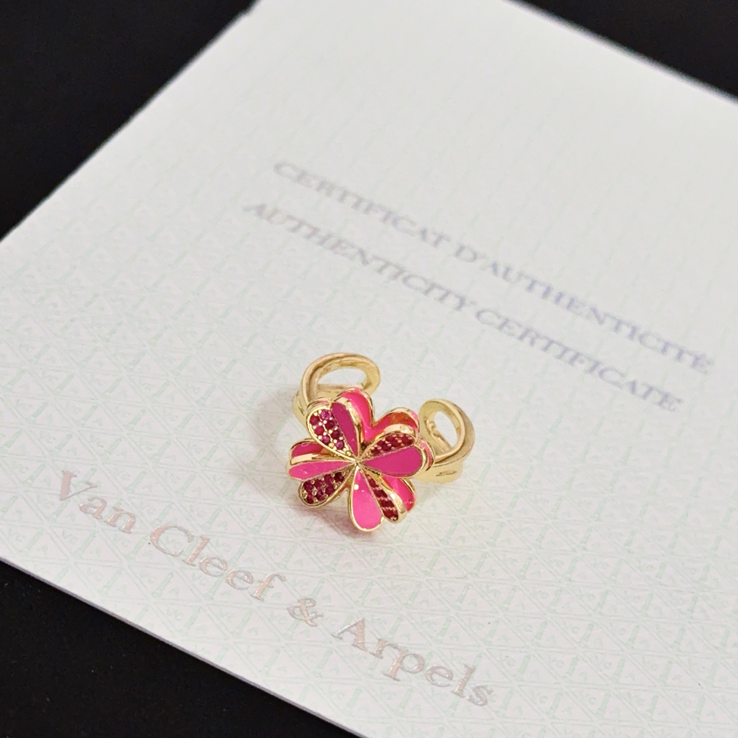 Anello Van Cleef Arpels Frivole in oro giallo con smalto fucsia e fascia aperta regolabile con pietre rosa