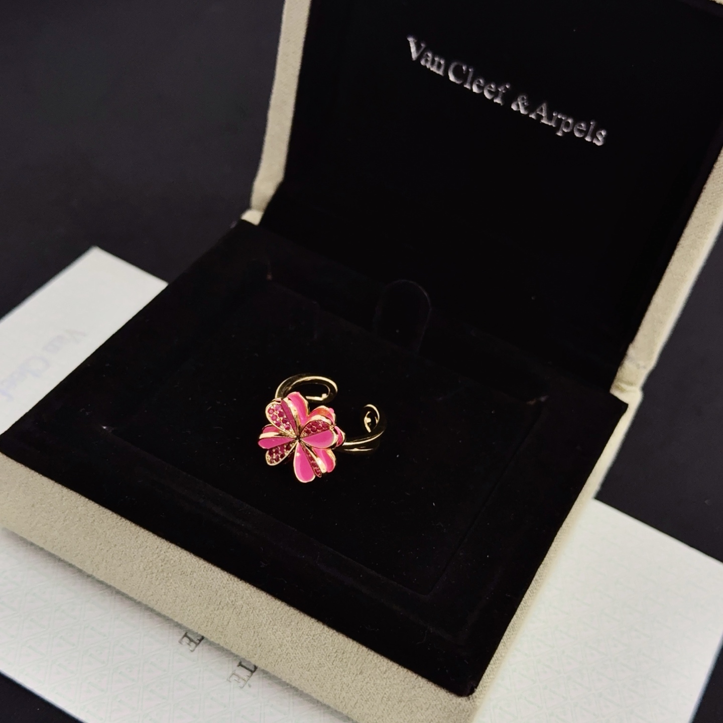 Anello Van Cleef Arpels Frivole in oro giallo con smalto fucsia e fascia aperta regolabile con pietre rosa