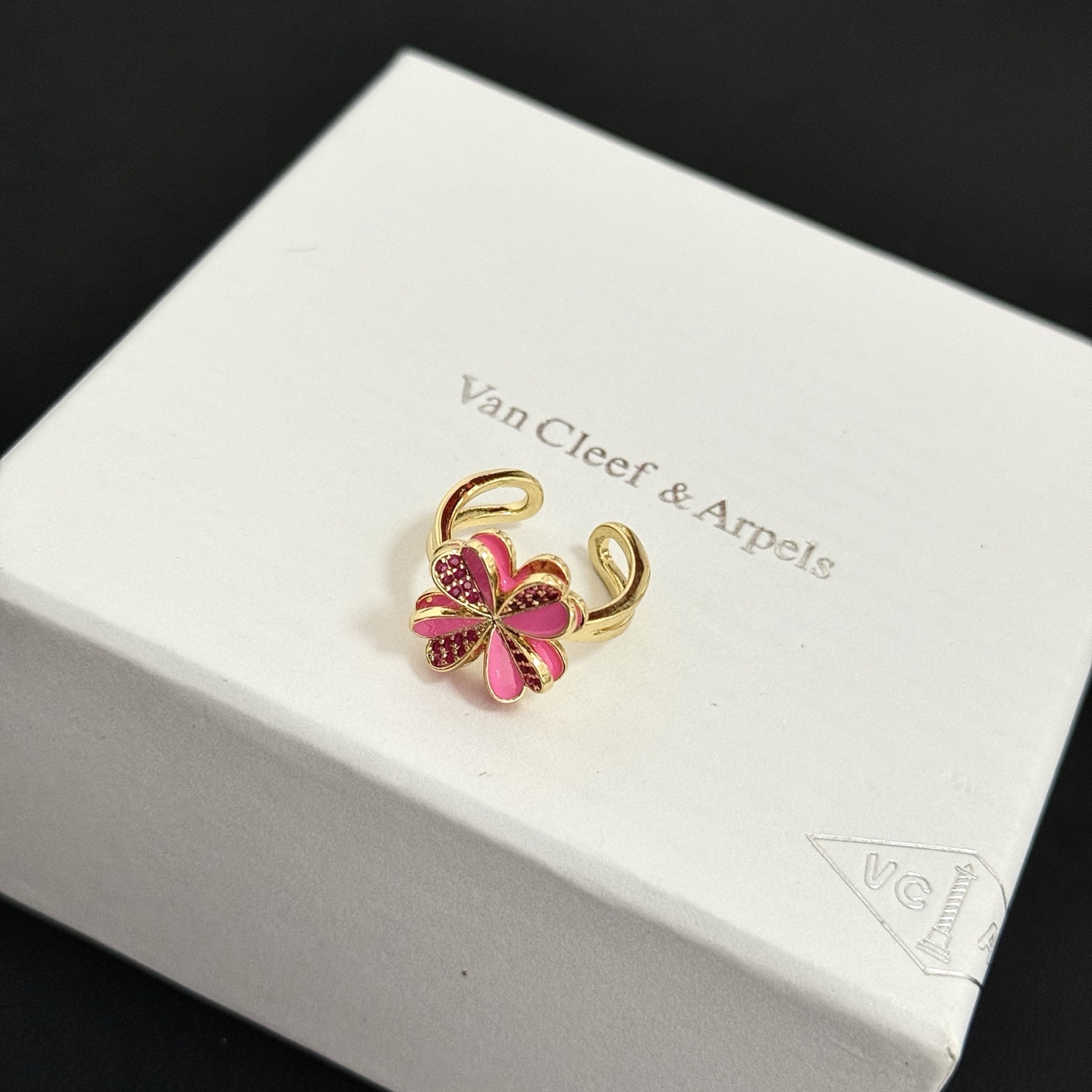 Anello Van Cleef Arpels Frivole in oro giallo con smalto fucsia e fascia aperta regolabile con pietre rosa