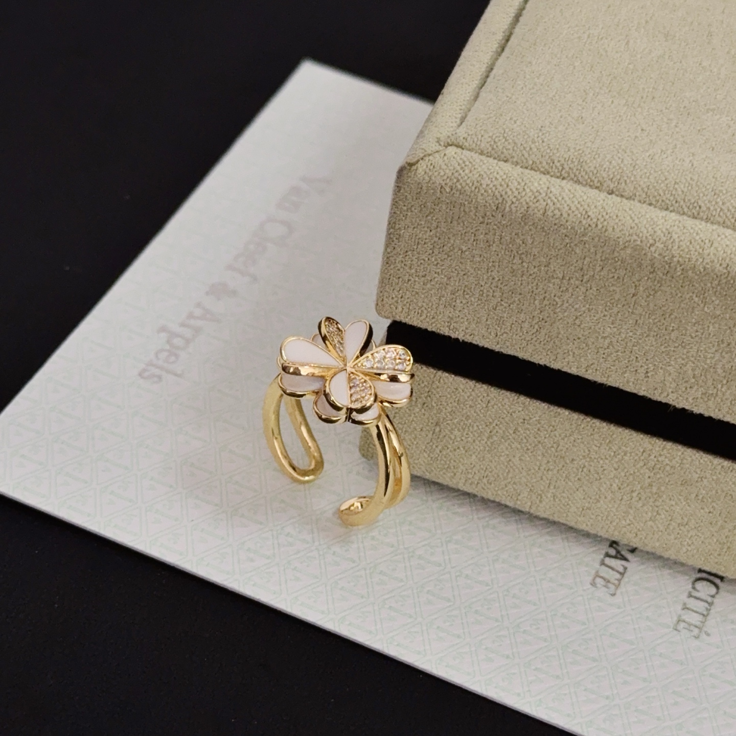 Van Cleef Arpels Frivole ring Yellow gold white mother-of-pearl clear diamond US 7