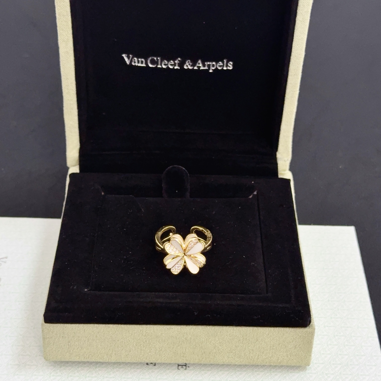 Van Cleef Arpels Frivole ring Yellow gold white mother-of-pearl clear diamond US 7