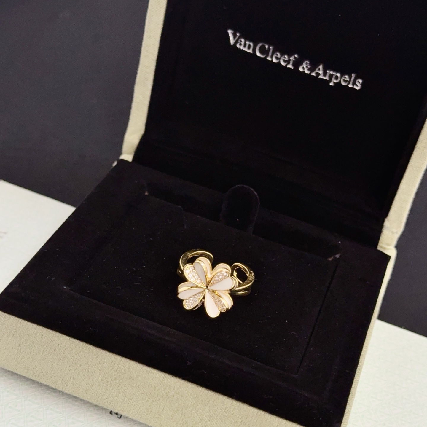 Van Cleef Arpels Frivole ring Yellow gold white mother-of-pearl clear diamond US 7