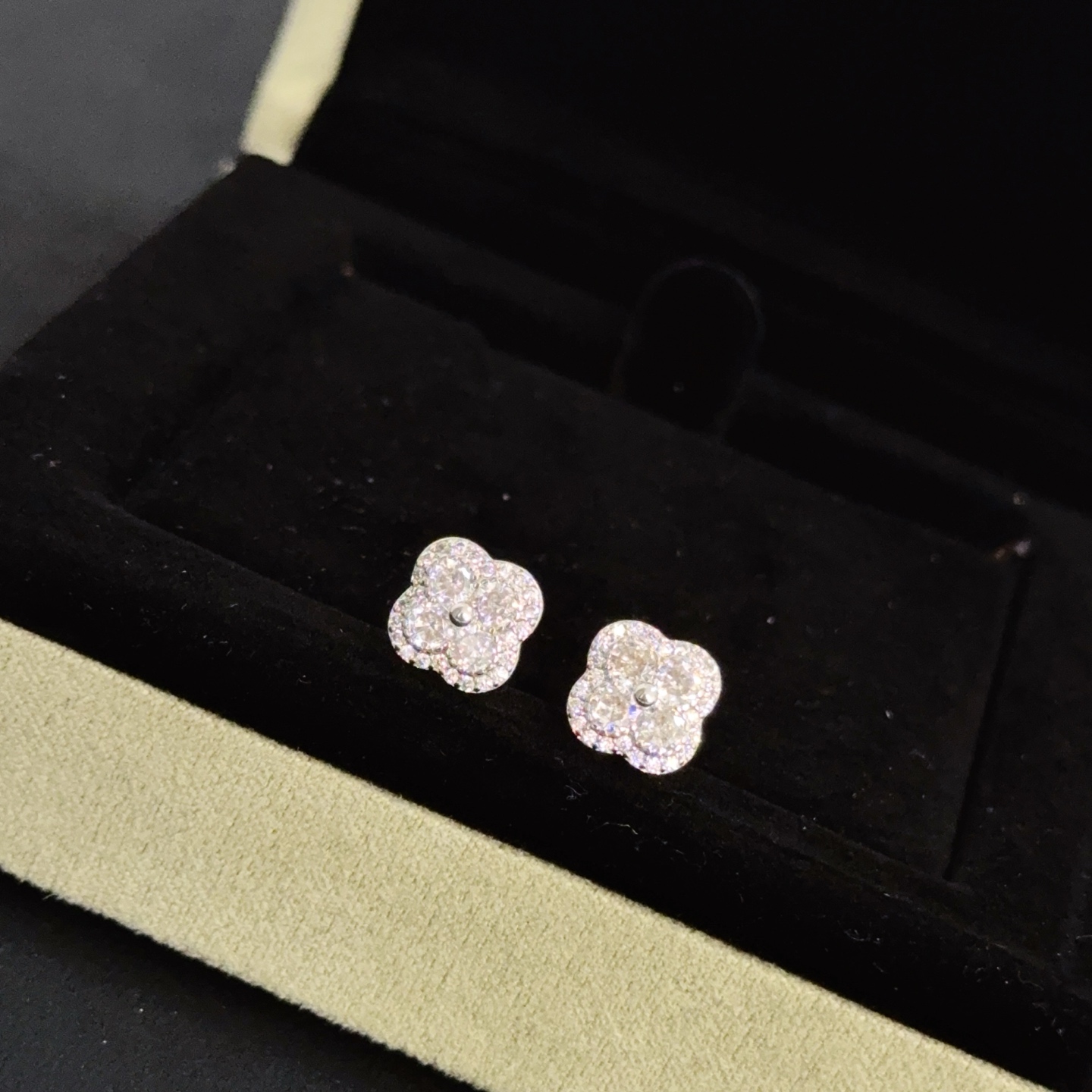 Orecchini Van Cleef Arpels Alhambra in metallo oro bianco con pietre di diamanti trasparenti, diametro del perno di 8 mm