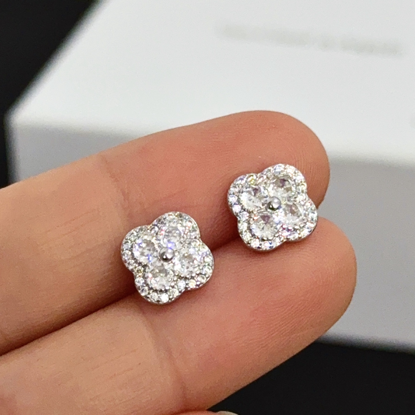 Orecchini Van Cleef Arpels Alhambra in metallo oro bianco con pietre di diamanti trasparenti, diametro del perno di 8 mm