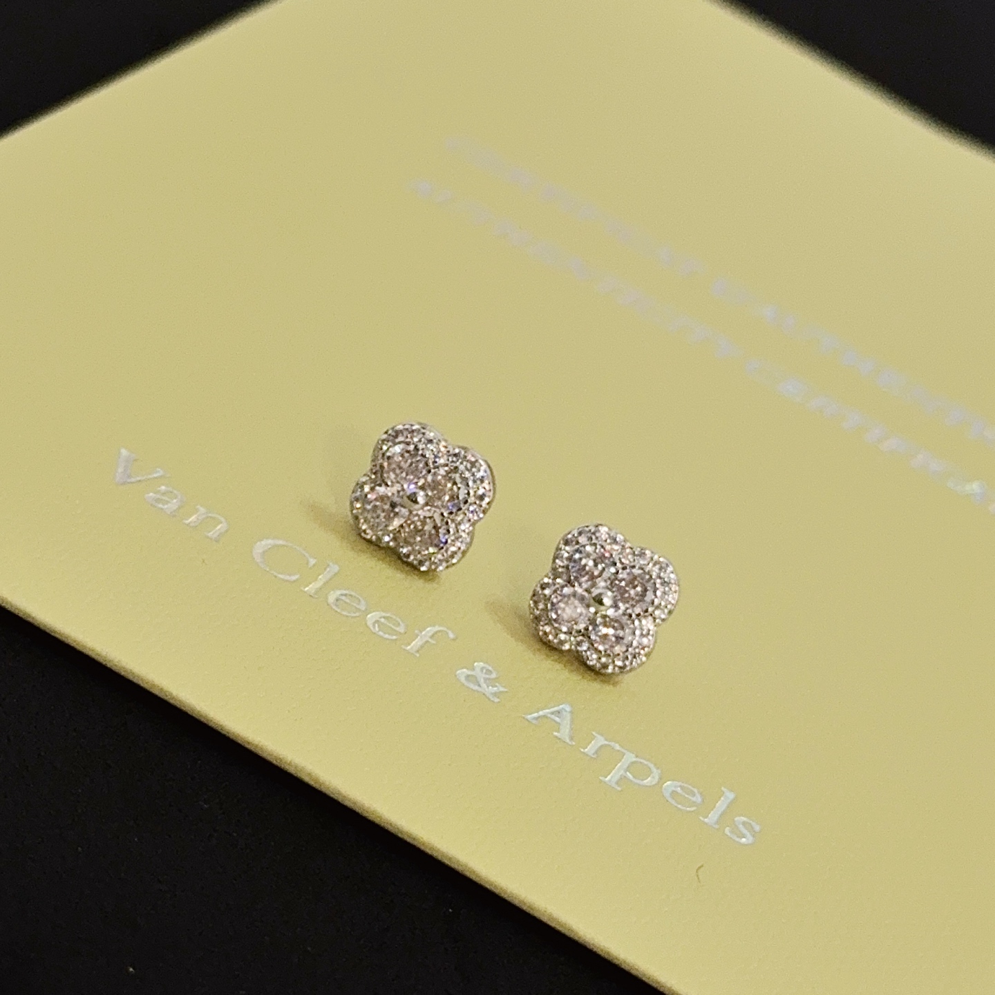 Orecchini Van Cleef Arpels Alhambra in metallo oro bianco con pietre di diamanti trasparenti, diametro del perno di 8 mm