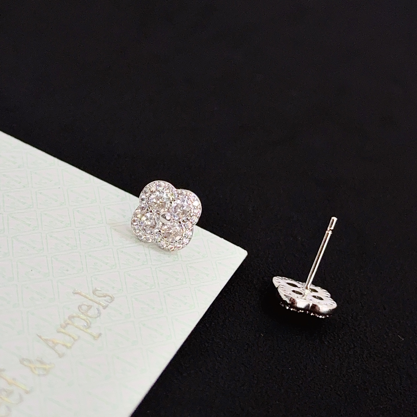 Orecchini Van Cleef Arpels Alhambra in metallo oro bianco con pietre di diamanti trasparenti, diametro del perno di 8 mm