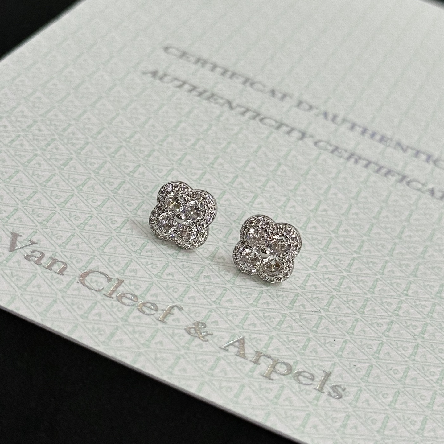 Orecchini Van Cleef Arpels Alhambra in metallo oro bianco con pietre di diamanti trasparenti, diametro del perno di 8 mm
