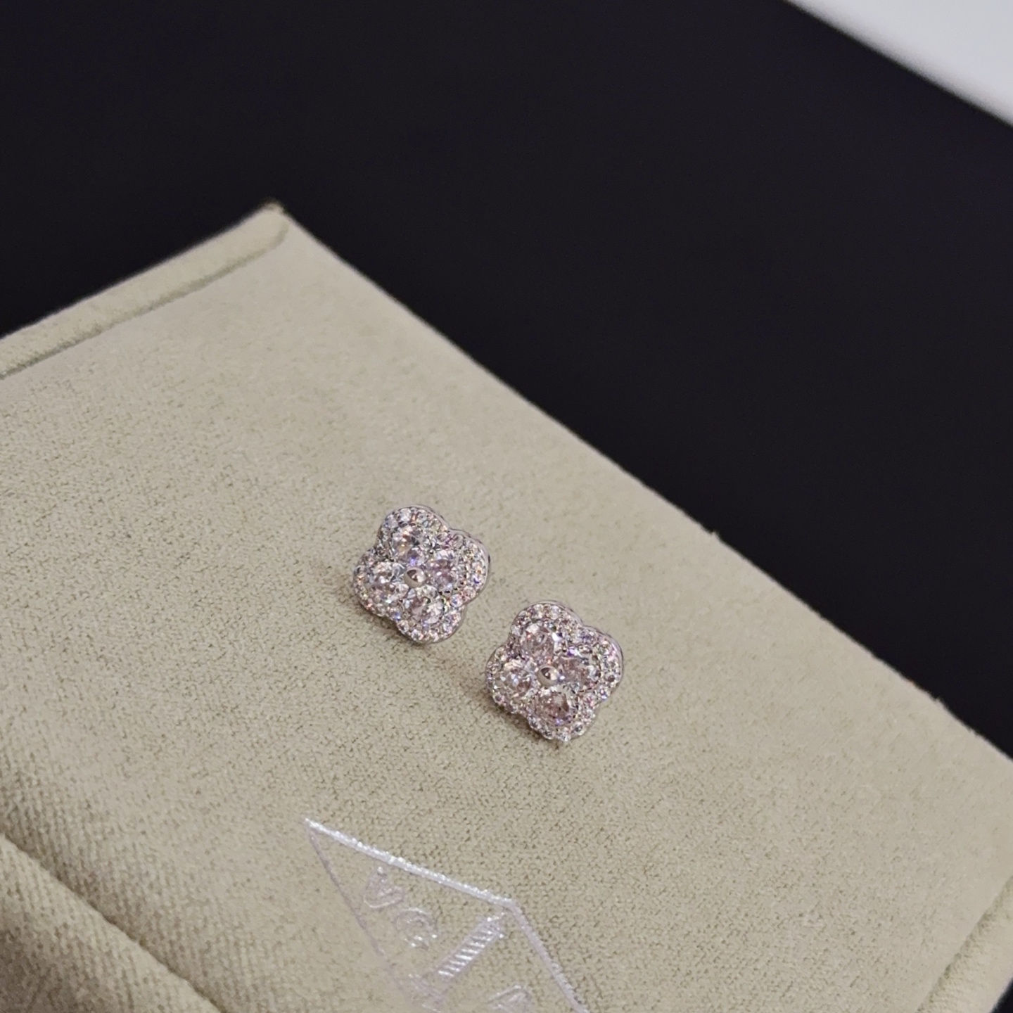 Orecchini Van Cleef Arpels Alhambra in metallo oro bianco con pietre di diamanti trasparenti, diametro del perno di 8 mm