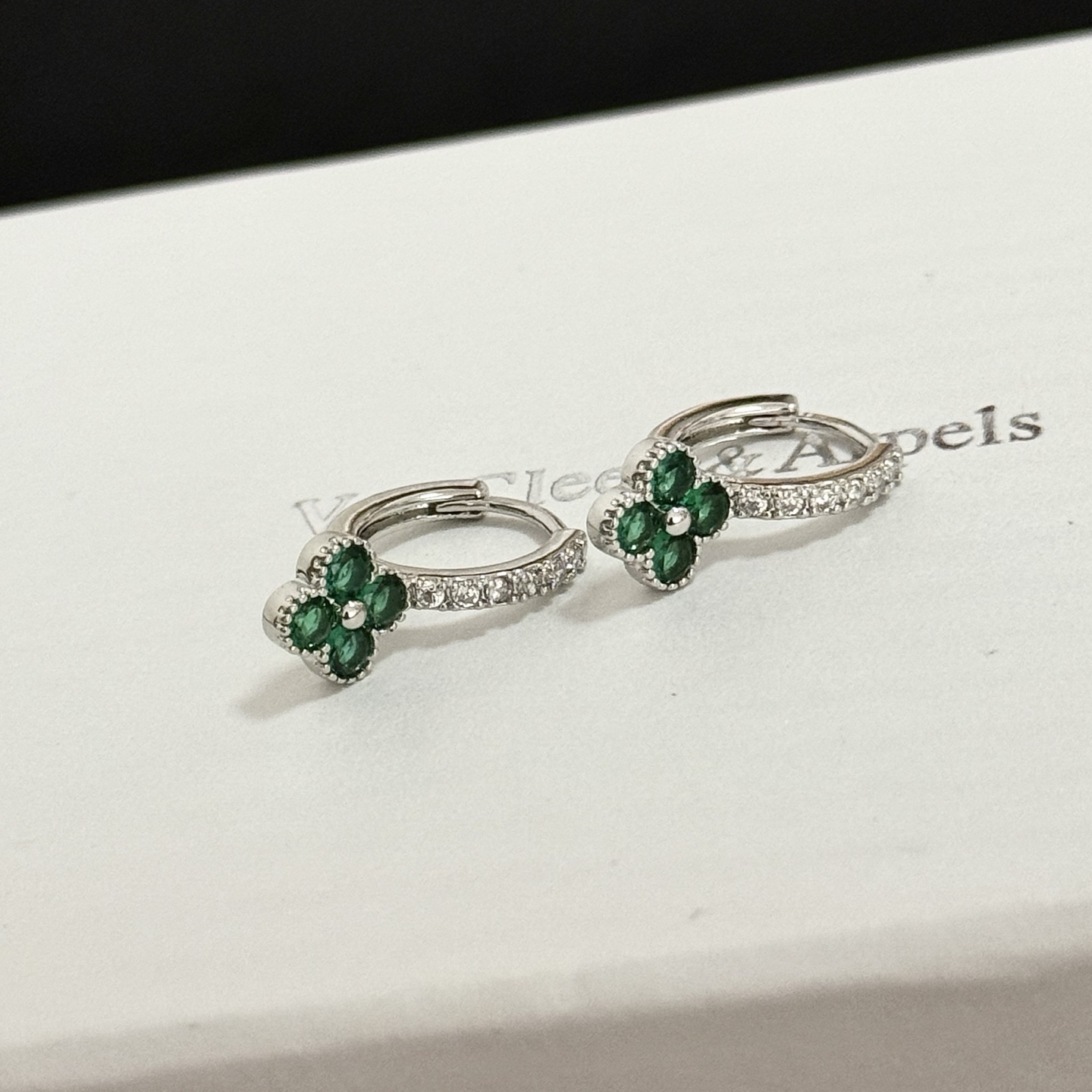 Orecchini Van Cleef Arpels Alhambra metallo oro bianco tonalità argento pietre preziose verde smeraldo diamanti bianchi trasparenti diametro del cerchio 12 mm