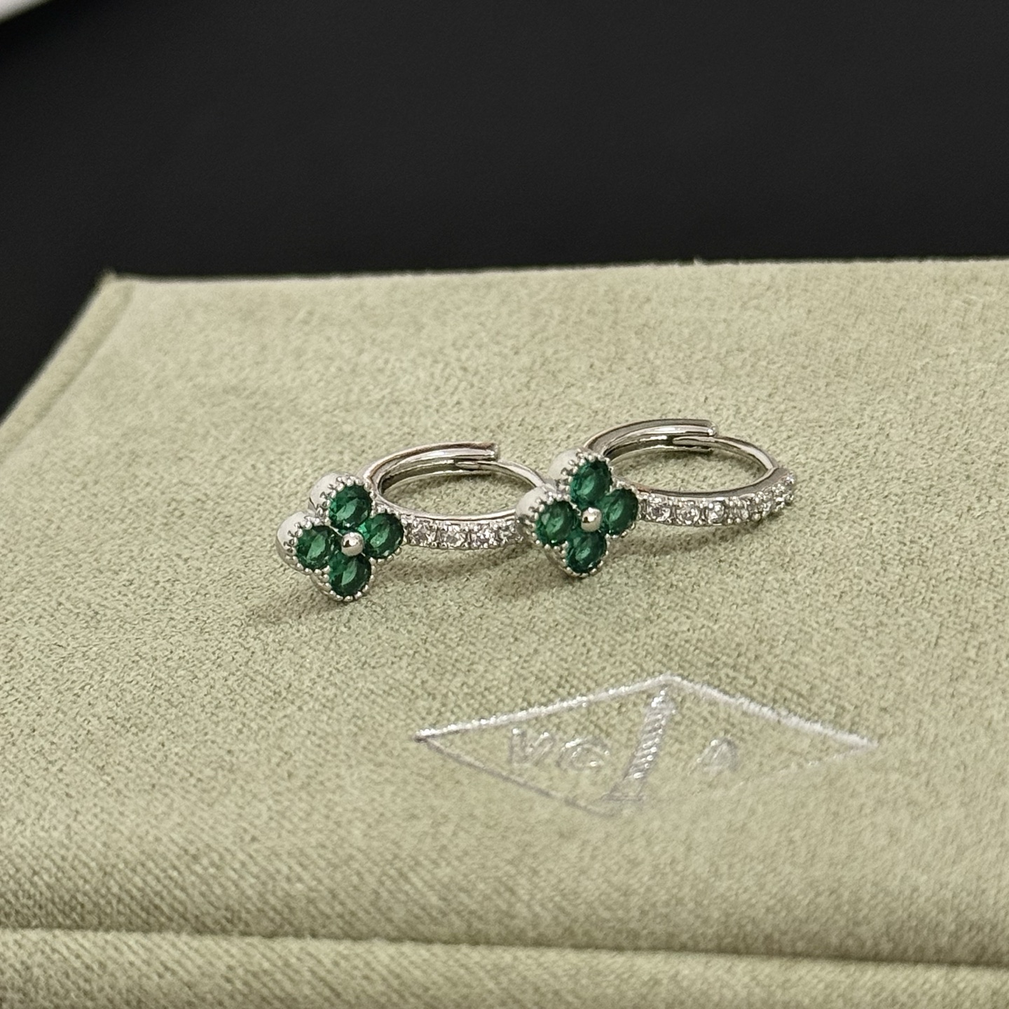 Orecchini Van Cleef Arpels Alhambra metallo oro bianco tonalità argento pietre preziose verde smeraldo diamanti bianchi trasparenti diametro del cerchio 12 mm