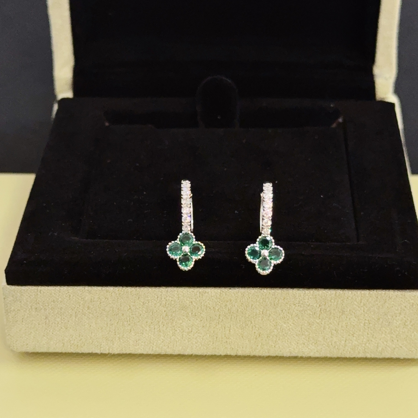 Orecchini Van Cleef Arpels Alhambra metallo oro bianco tonalità argento pietre preziose verde smeraldo diamanti bianchi trasparenti diametro del cerchio 12 mm