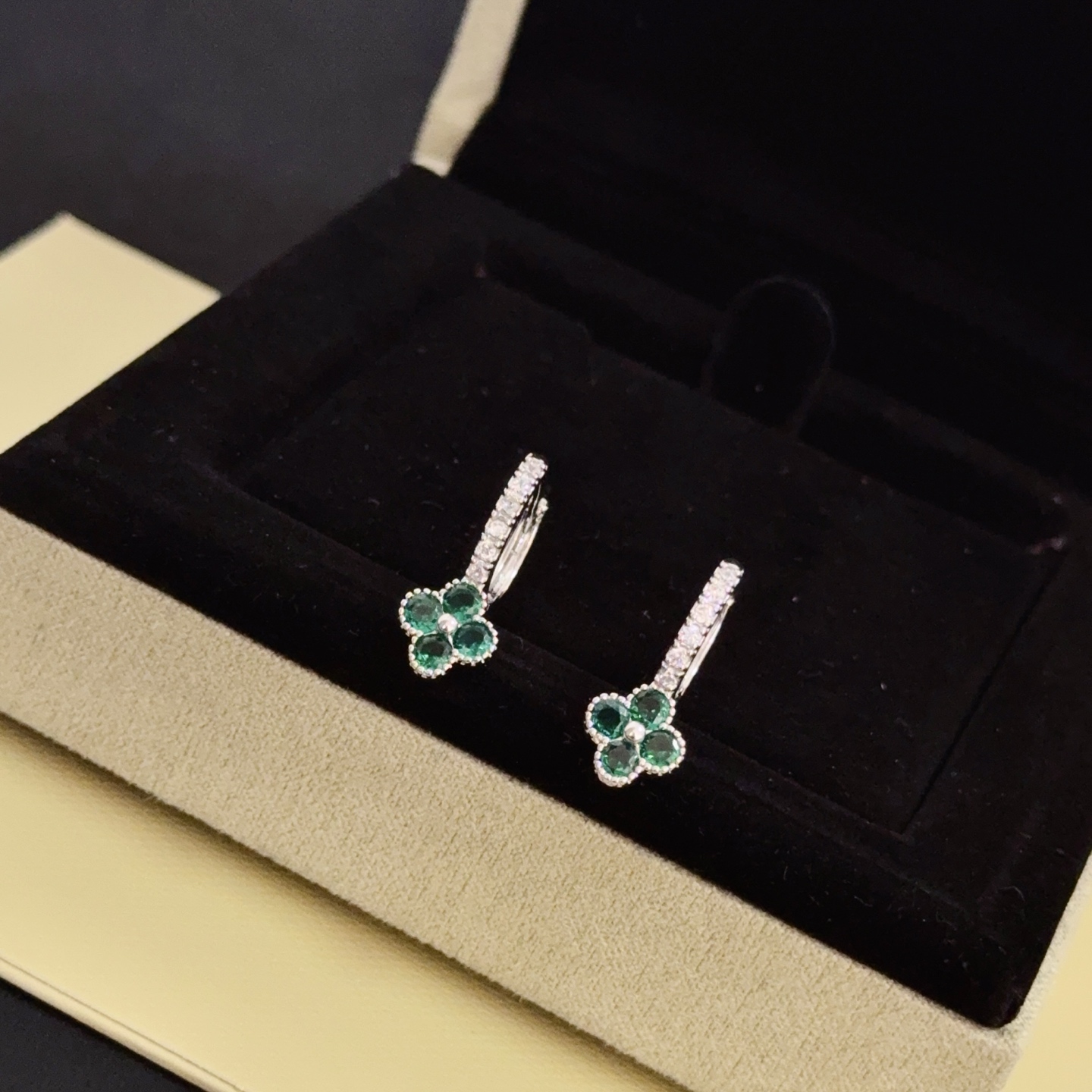 Orecchini Van Cleef Arpels Alhambra metallo oro bianco tonalità argento pietre preziose verde smeraldo diamanti bianchi trasparenti diametro del cerchio 12 mm