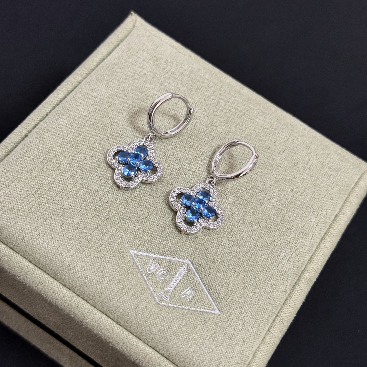 Orecchini Van Cleef Arpels Alhambra, metallo bianco, tonalità argento, pietre preziose blu, accenti di diamanti trasparenti, diametro del cerchio di 12 mm, ciondolo a forma di trifoglio di 10 mm