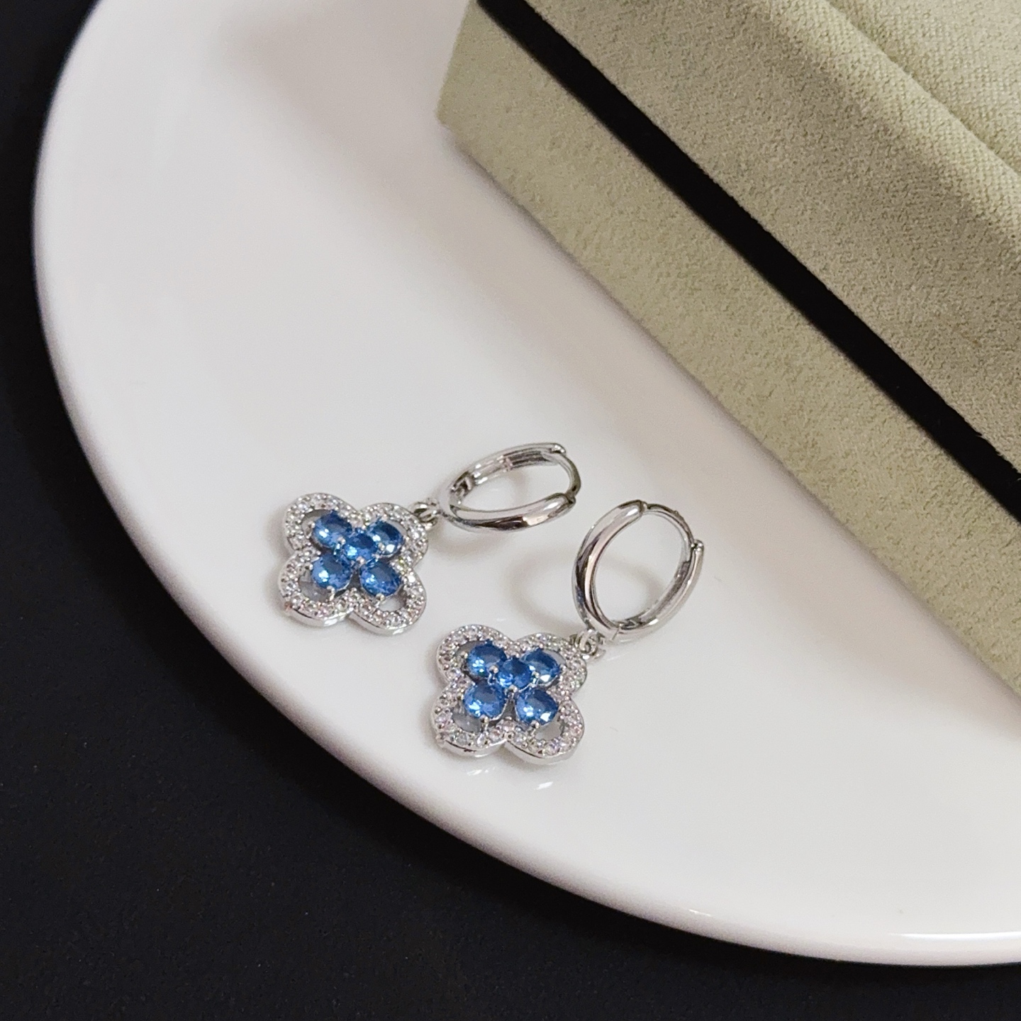 Orecchini Van Cleef Arpels Alhambra, metallo bianco, tonalità argento, pietre preziose blu, accenti di diamanti trasparenti, diametro del cerchio di 12 mm, ciondolo a forma di trifoglio di 10 mm