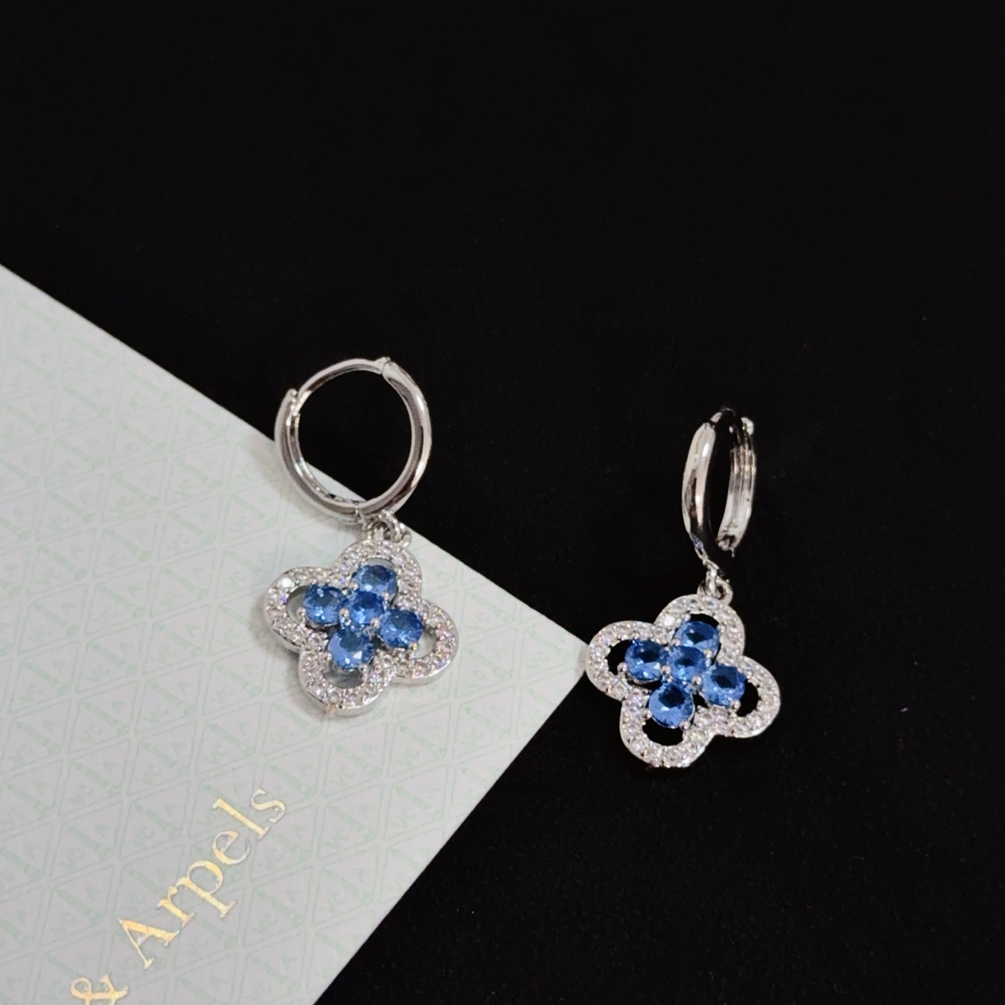 Orecchini Van Cleef Arpels Alhambra, metallo bianco, tonalità argento, pietre preziose blu, accenti di diamanti trasparenti, diametro del cerchio di 12 mm, ciondolo a forma di trifoglio di 10 mm