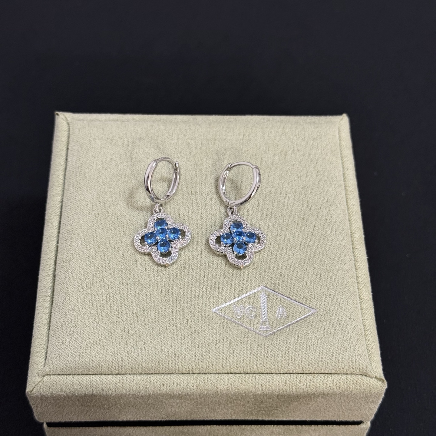 Orecchini Van Cleef Arpels Alhambra, metallo bianco, tonalità argento, pietre preziose blu, accenti di diamanti trasparenti, diametro del cerchio di 12 mm, ciondolo a forma di trifoglio di 10 mm