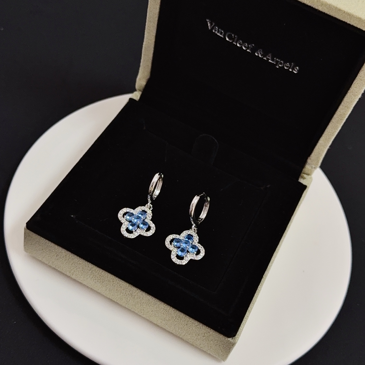 Orecchini Van Cleef Arpels Alhambra, metallo bianco, tonalità argento, pietre preziose blu, accenti di diamanti trasparenti, diametro del cerchio di 12 mm, ciondolo a forma di trifoglio di 10 mm