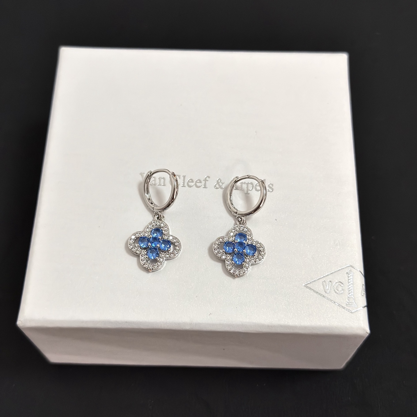 Orecchini Van Cleef Arpels Alhambra, metallo bianco, tonalità argento, pietre preziose blu, accenti di diamanti trasparenti, diametro del cerchio di 12 mm, ciondolo a forma di trifoglio di 10 mm
