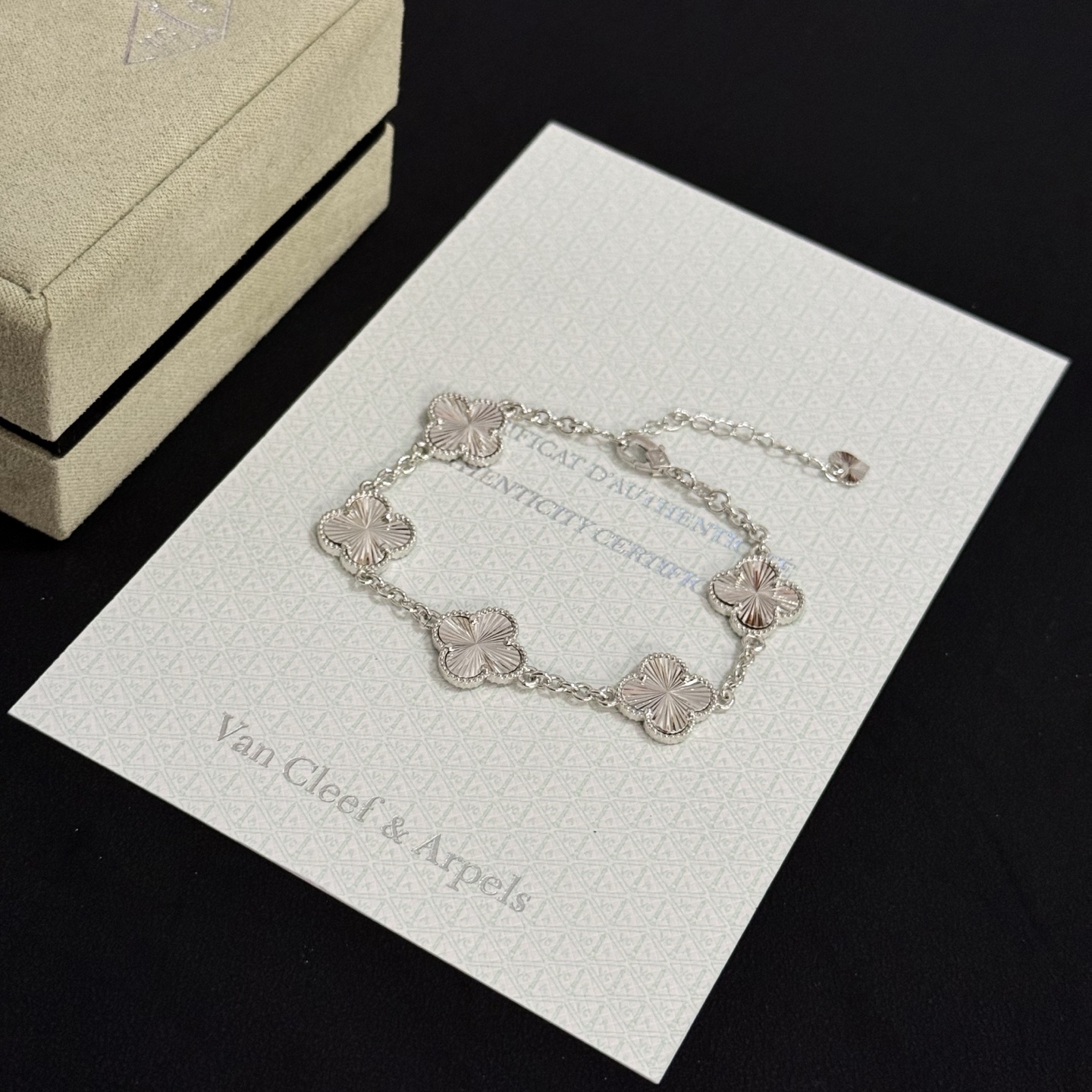 Bracciale Van Cleef Arpels Alhambra in metallo argentato con motivi di trifoglio inciso guilloché 19 cm