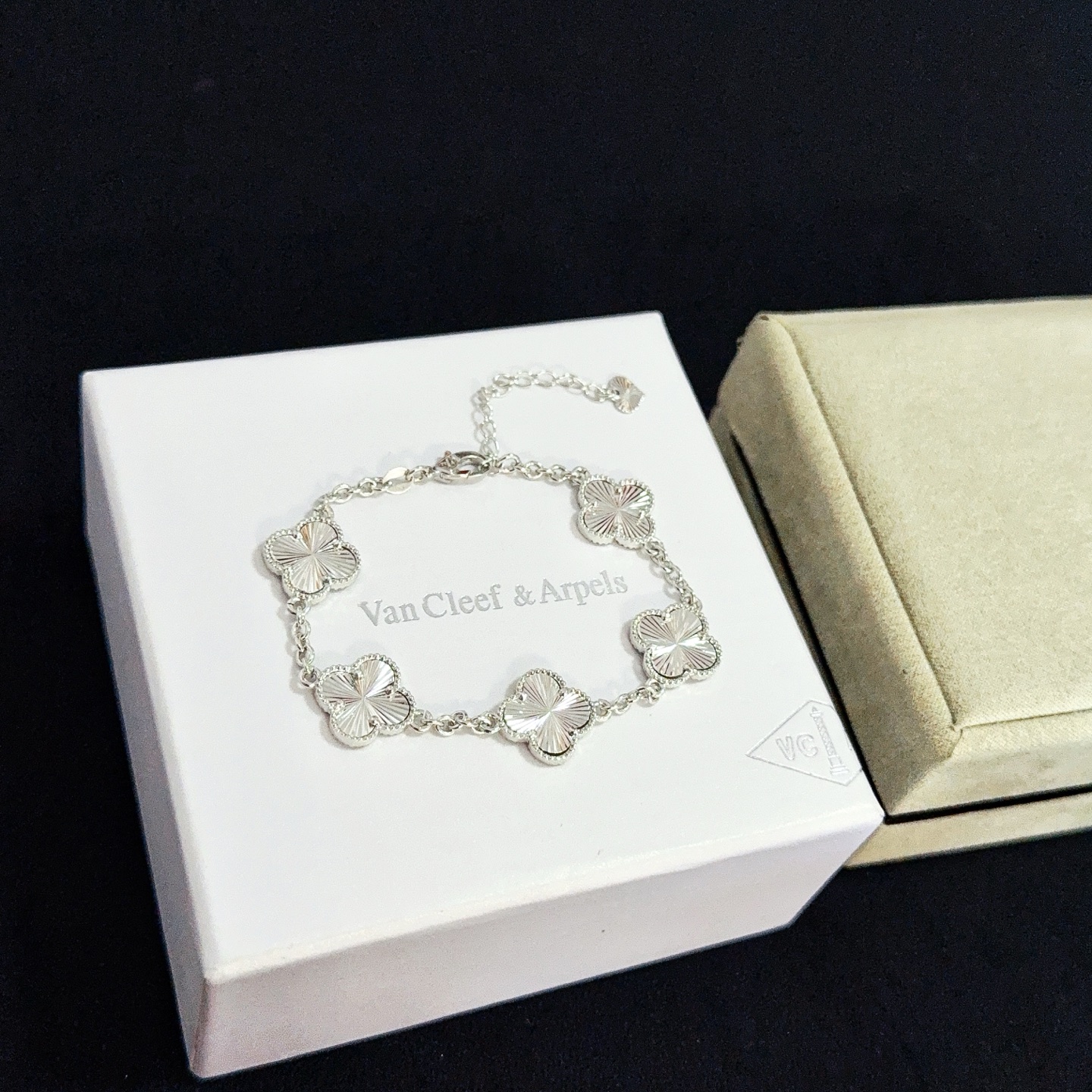 Bracciale Van Cleef Arpels Alhambra in metallo argentato con motivi di trifoglio inciso guilloché 19 cm