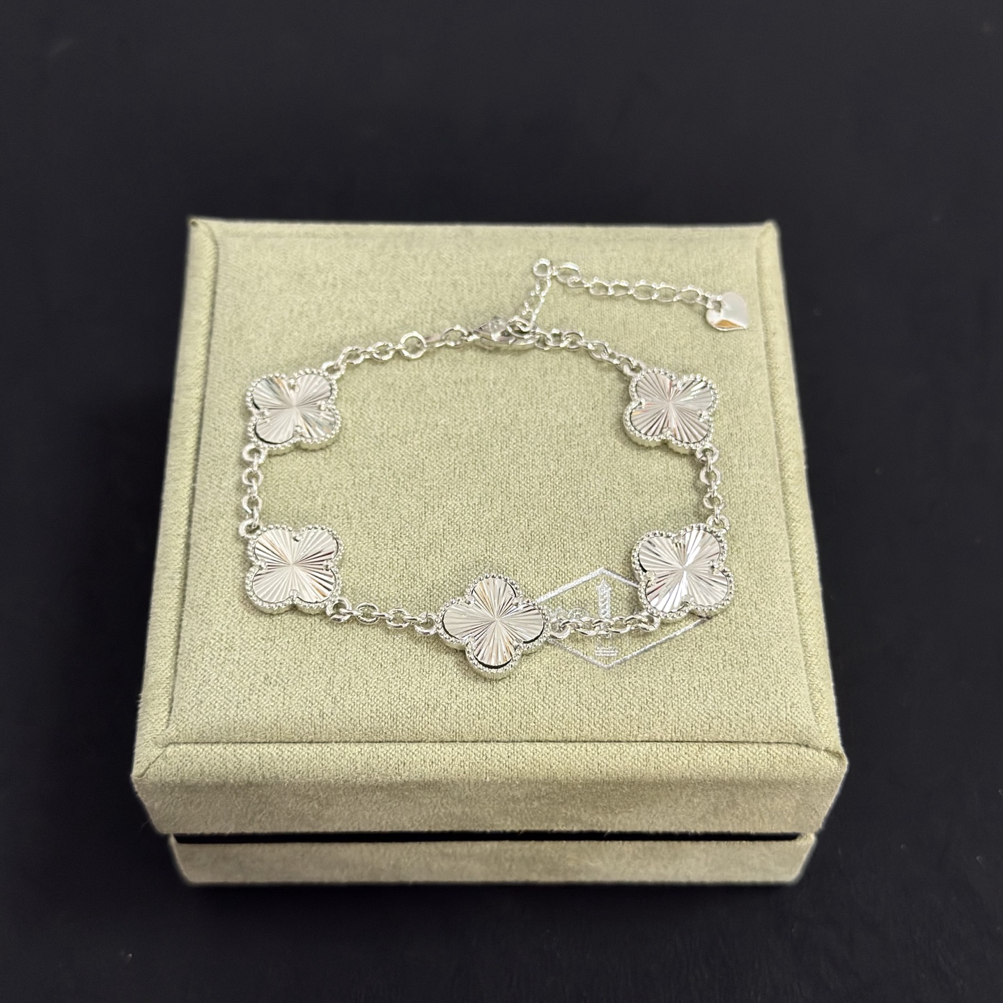 Bracciale Van Cleef Arpels Alhambra in metallo argentato con motivi di trifoglio inciso guilloché 19 cm